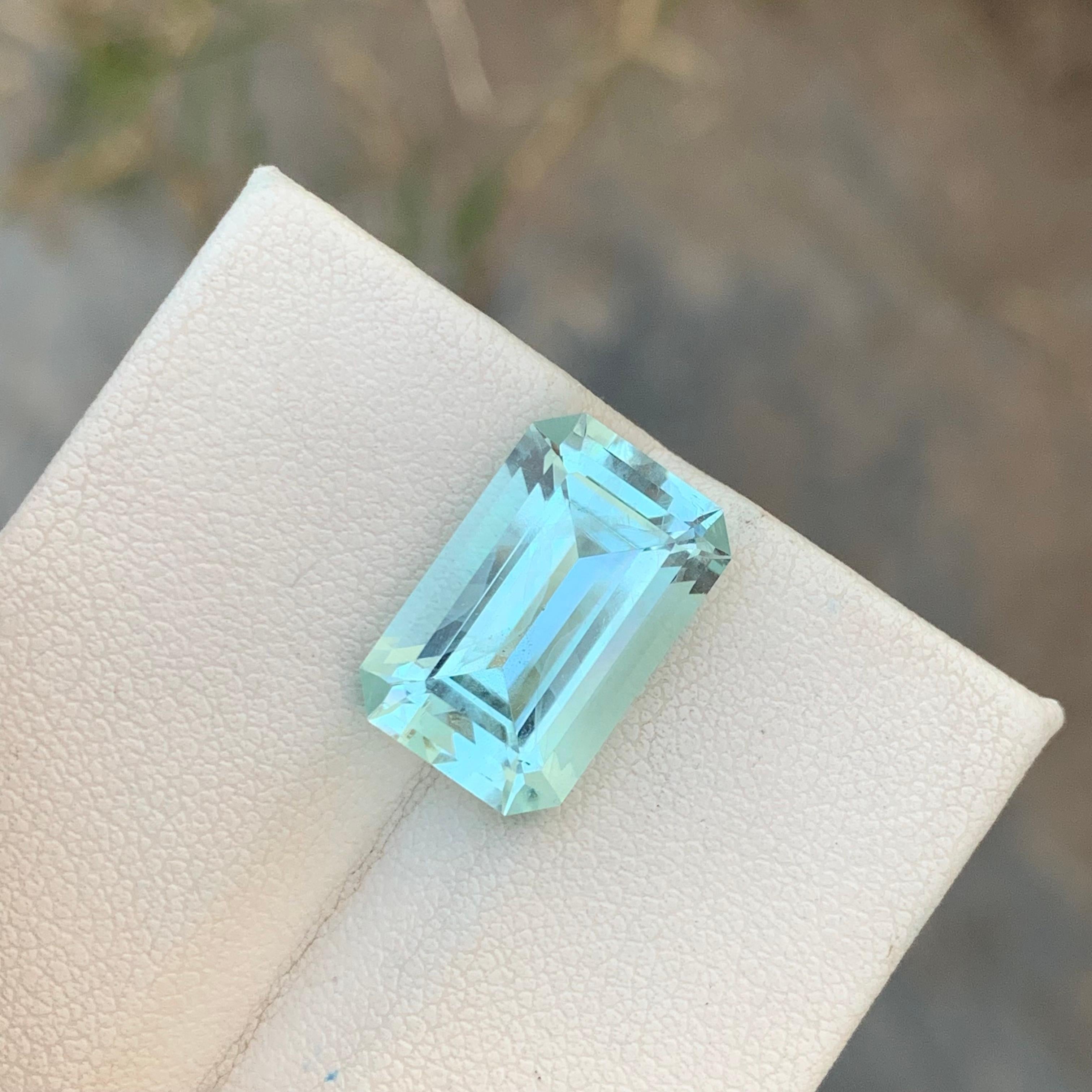 Arts and Crafts 8.20 Carats Natural Loose Aquamarine Emerald Shape Gem For Necklace  For Sale