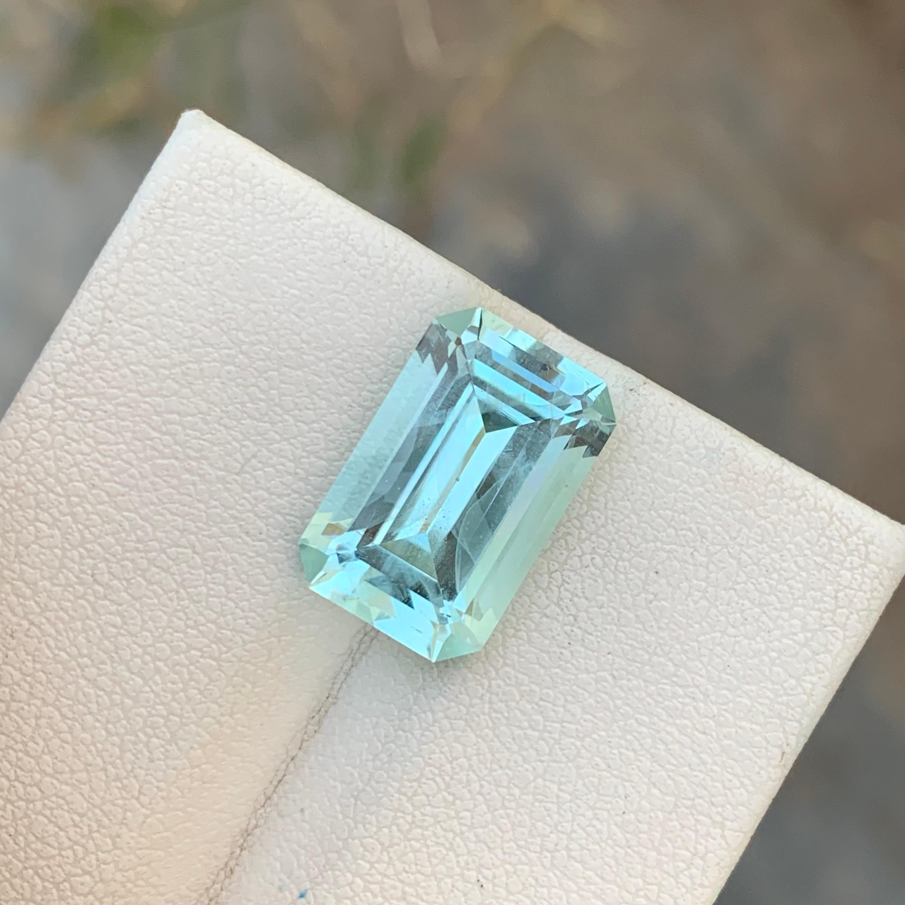 8.20 Carats Natural Loose Aquamarine Emerald Shape Gem For Necklace  In New Condition For Sale In Peshawar, PK