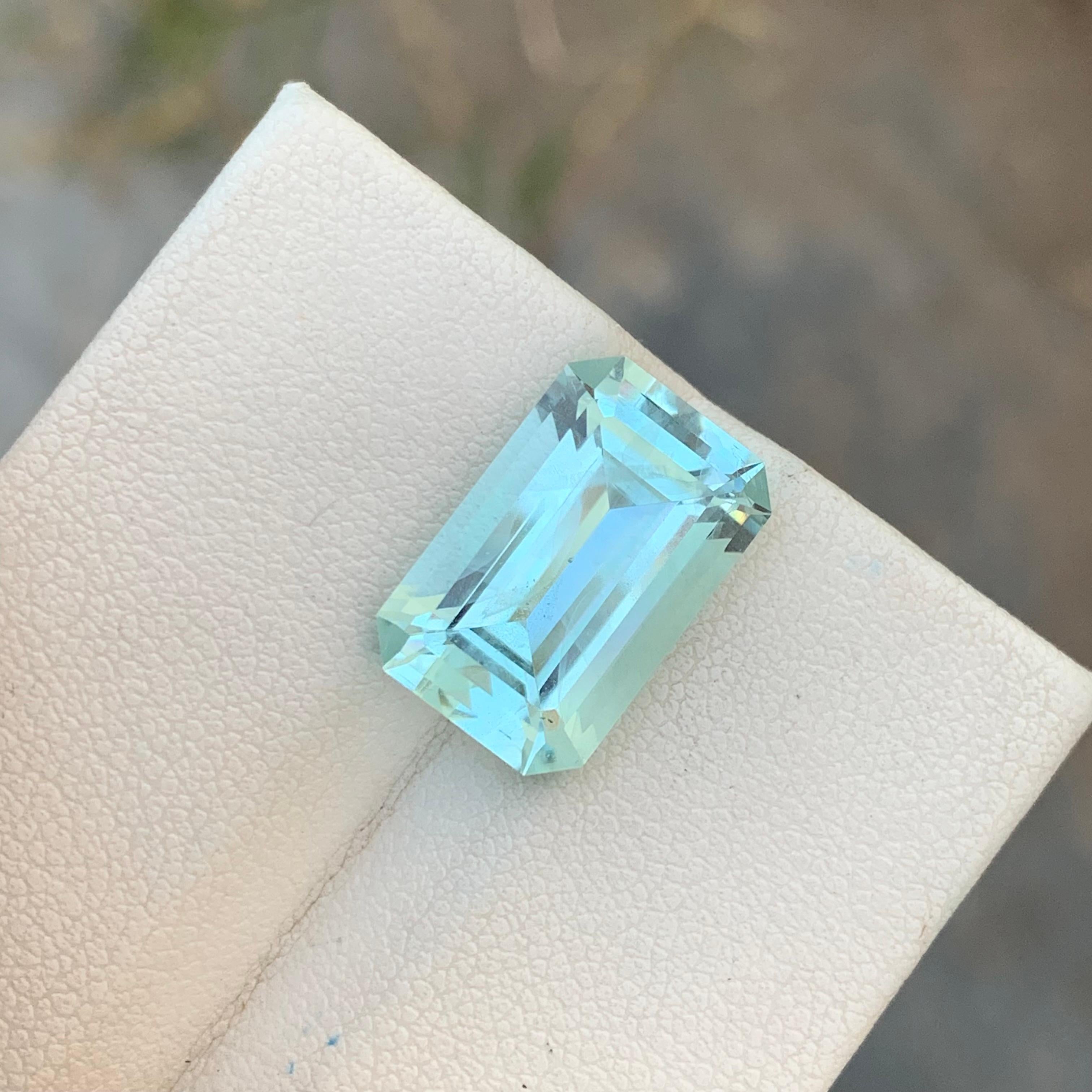 Women's or Men's 8.20 Carats Natural Loose Aquamarine Emerald Shape Gem For Necklace  For Sale