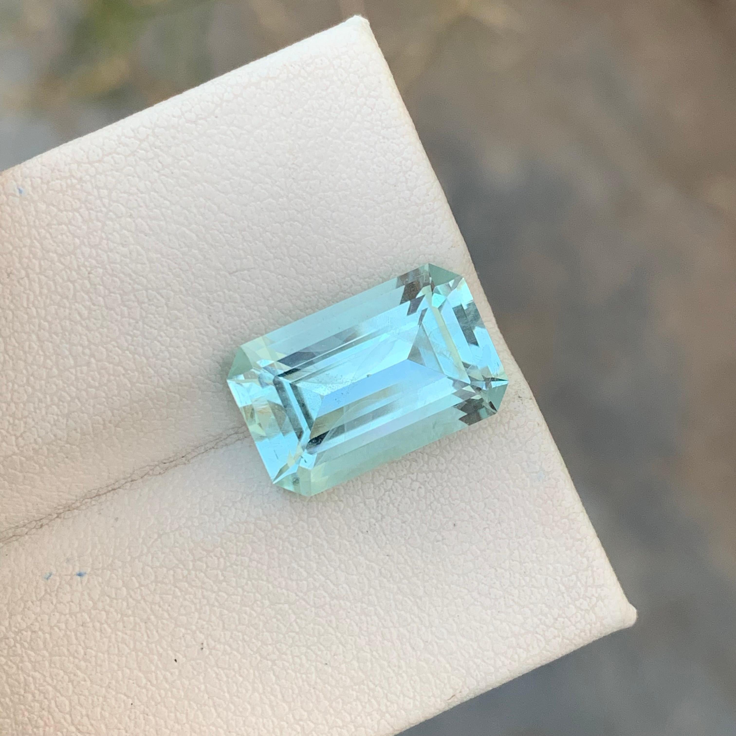 8.20 Carats Natural Loose Aquamarine Emerald Shape Gem For Necklace  For Sale 1