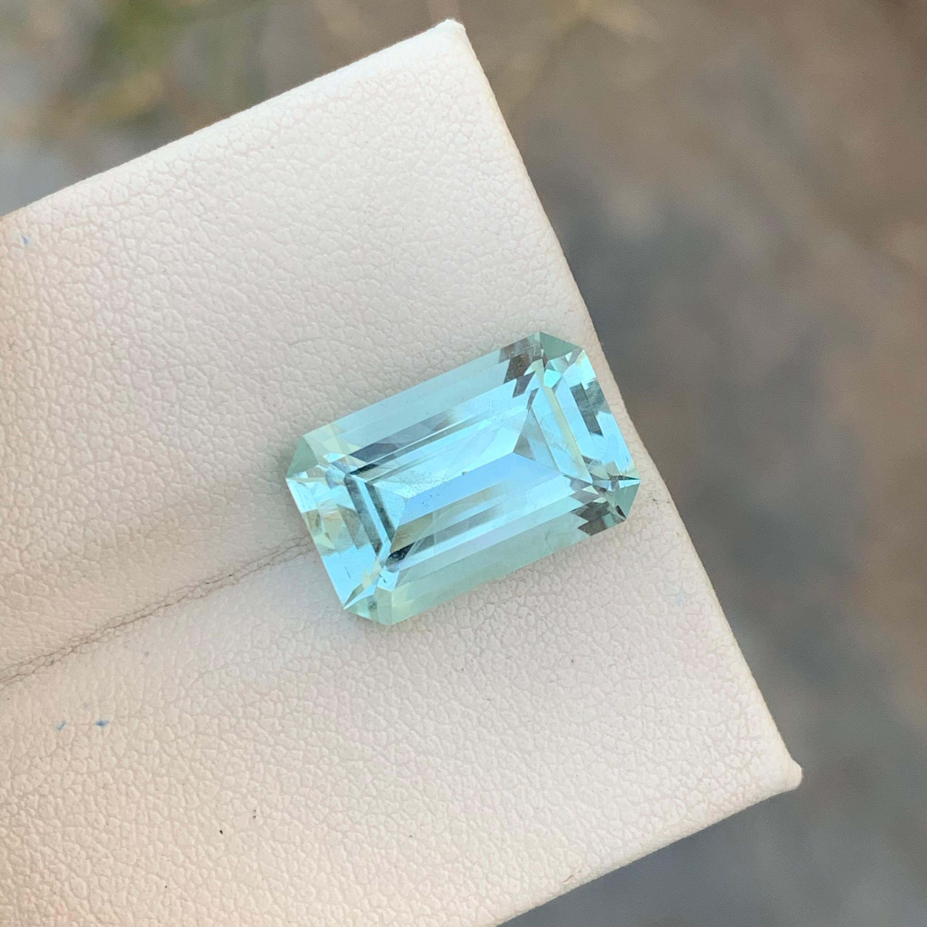 8.20 Carats Natural Loose Aquamarine Emerald Shape Gem For Necklace For Sale 1