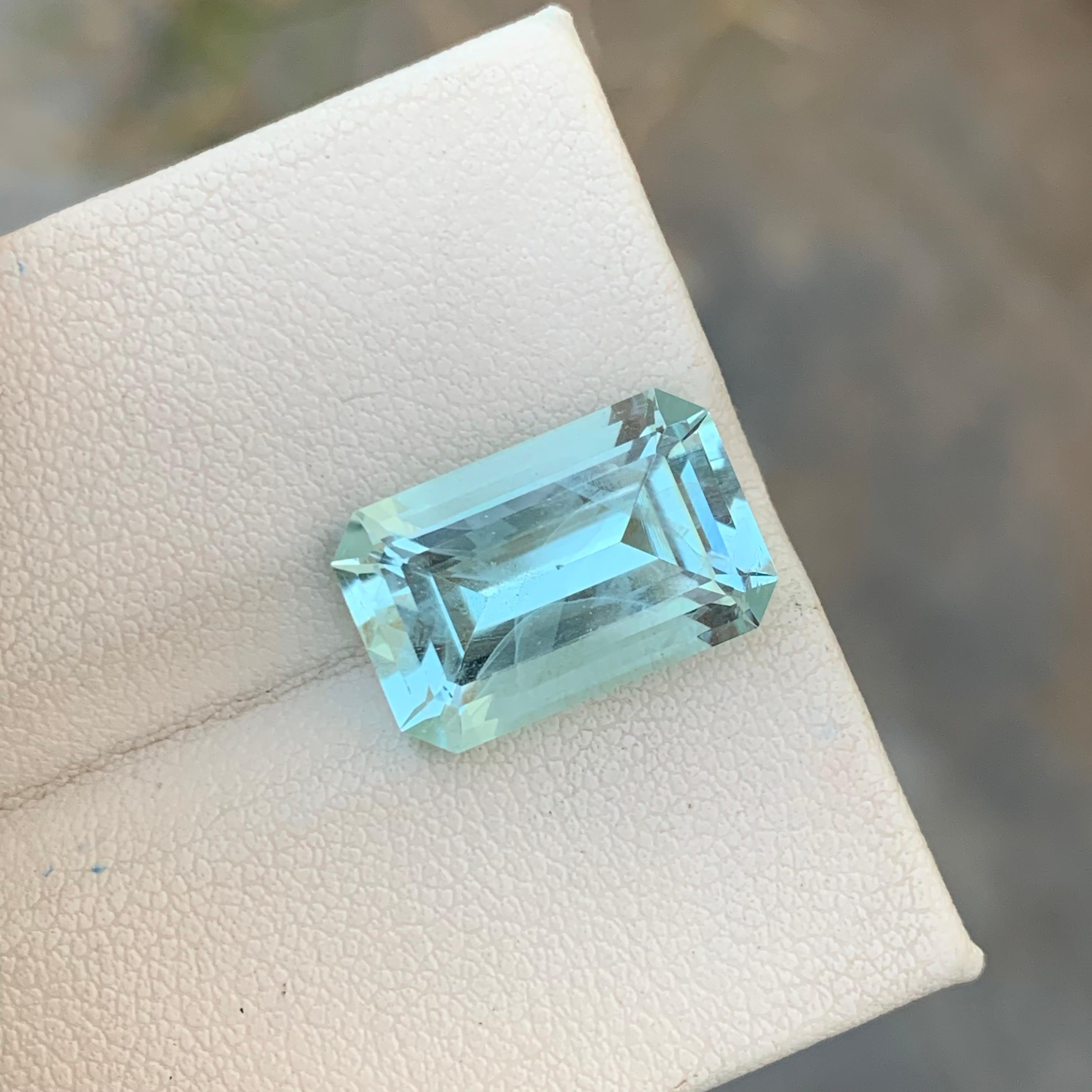 8.20 Carats Natural Loose Aquamarine Emerald Shape Gem For Necklace  For Sale 2