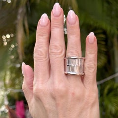 Anillo ancho de oro blanco de 18 quilates con dos filas de diamantes baguette de 8,20 quilates