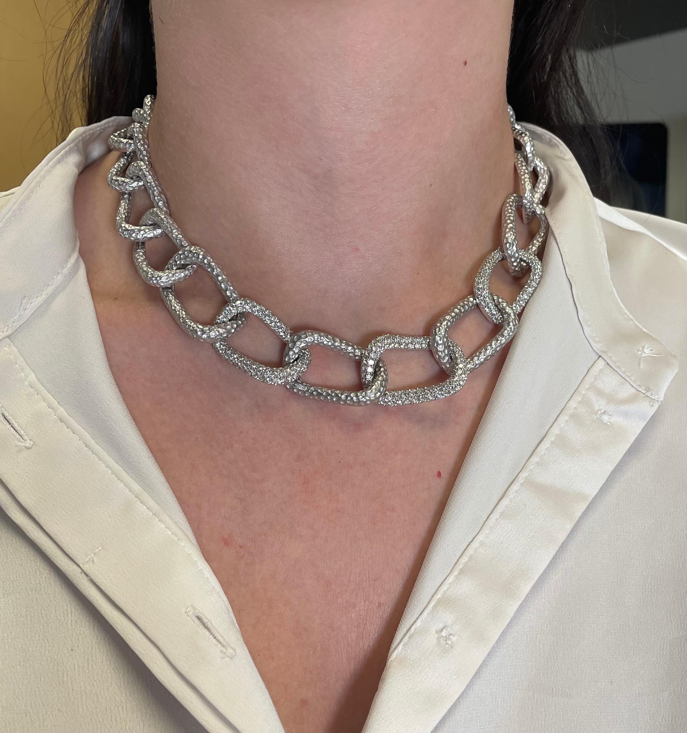 Grand diamond chain necklace. Every other link with pave set diamonds and every other link hammer finished.
8.20 carats of round brilliant diamonds, approximately G/H color and SI clarity. 18-karat white gold,  18in
Accommodated with an up to date