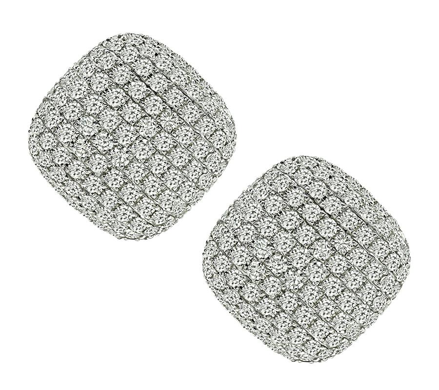 Este es un increíble par de pendientes de oro blanco de 14 quilates. Los pendientes llevan brillantes diamantes de talla redonda que pesan aproximadamente 8.23 ct. El color de estos diamantes es G-H con claridad VS. Los pendientes miden 26 mm por 26