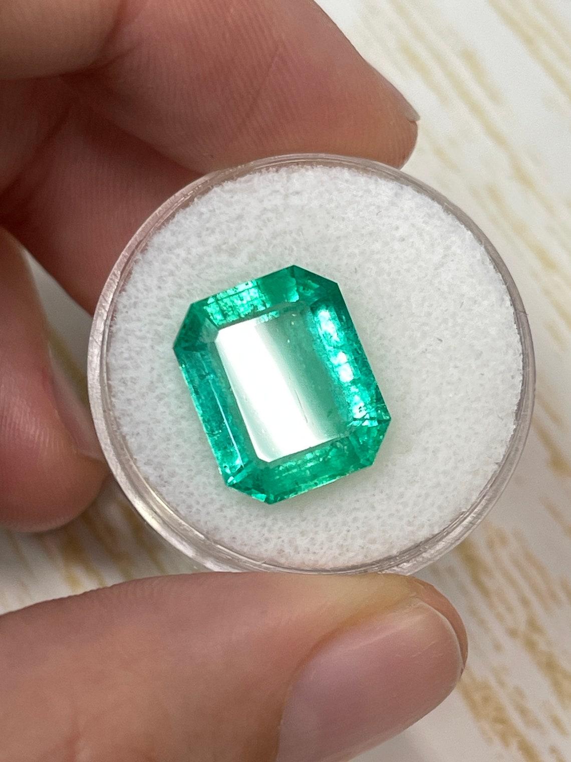 Modern 8.20ct Medium Green Emerald Cut Colombian Gem 14x11.4 Genuine May Birthstone For Sale