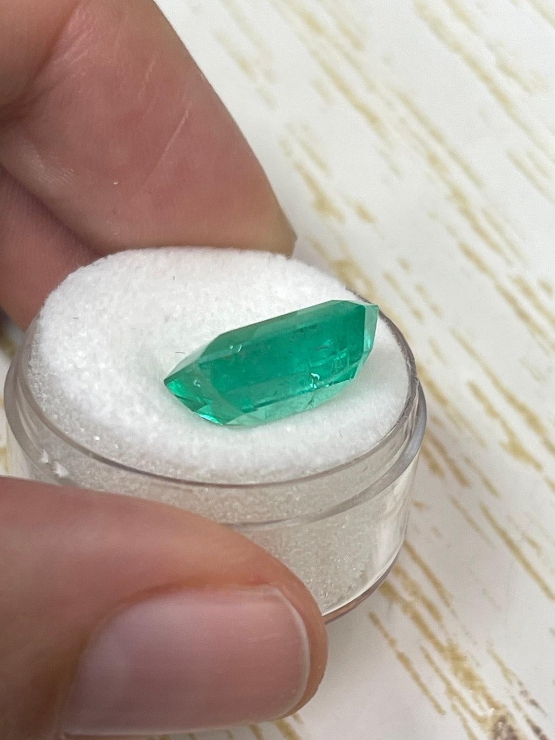 Women's or Men's 8.20ct Medium Green Emerald Cut Colombian Gem 14x11.4 Genuine May Birthstone For Sale