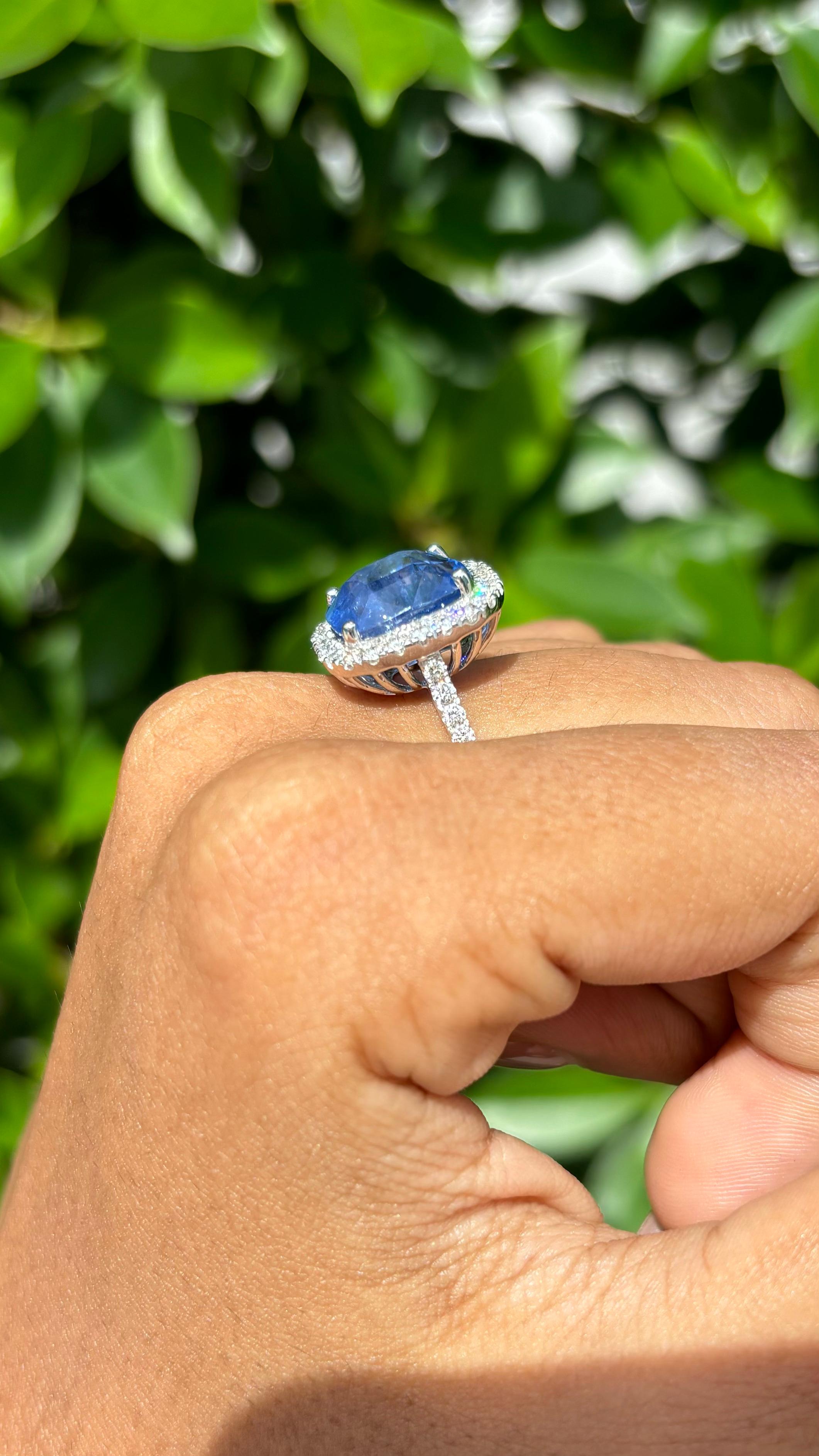 Bague en or blanc 18 carats, saphir coussin 8,22 carats et diamants en halo en vente 4