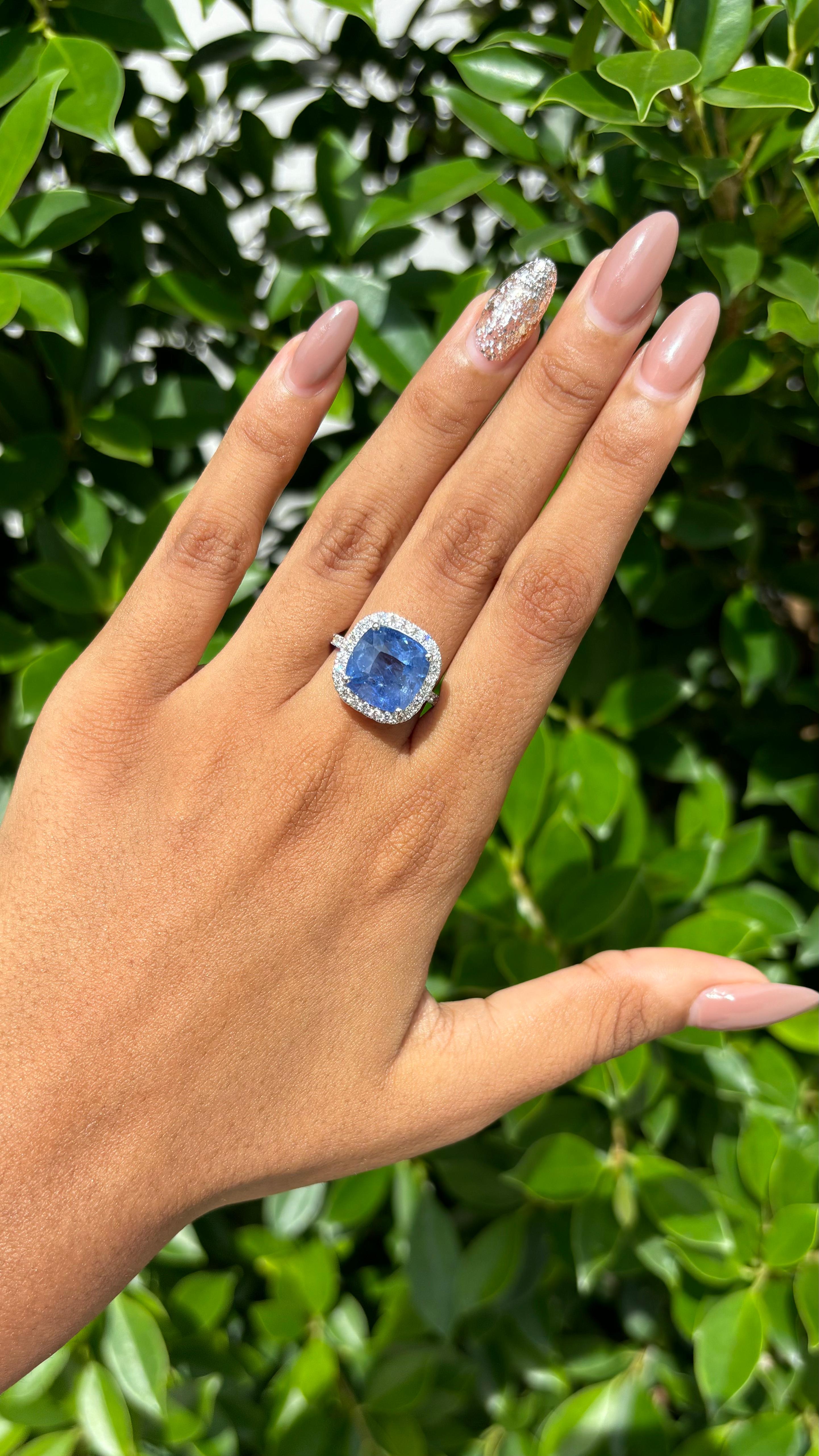 Bague en or blanc 18 carats, saphir coussin 8,22 carats et diamants en halo en vente 5