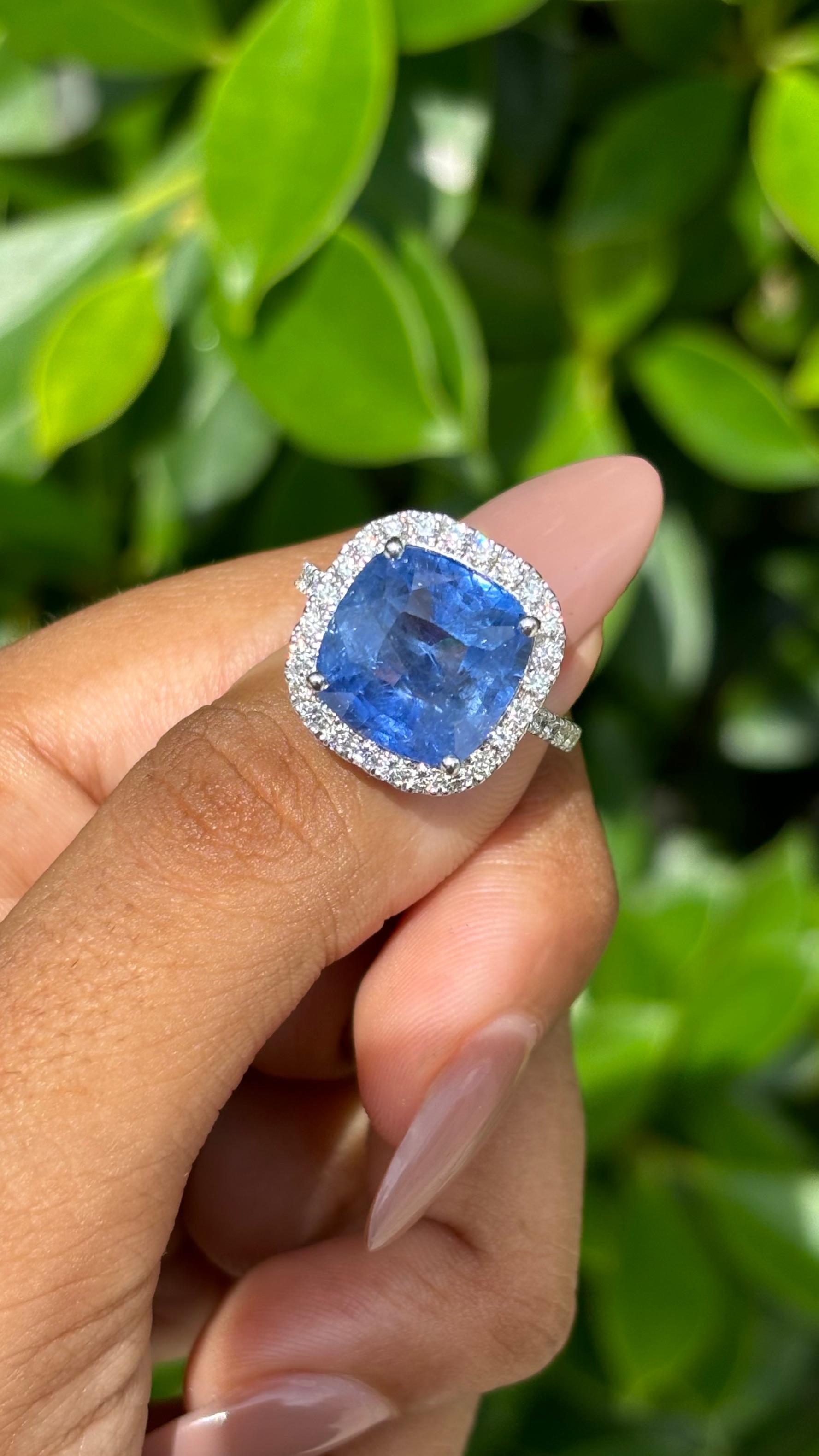 Art déco Bague en or blanc 18 carats, saphir coussin 8,22 carats et diamants en halo en vente