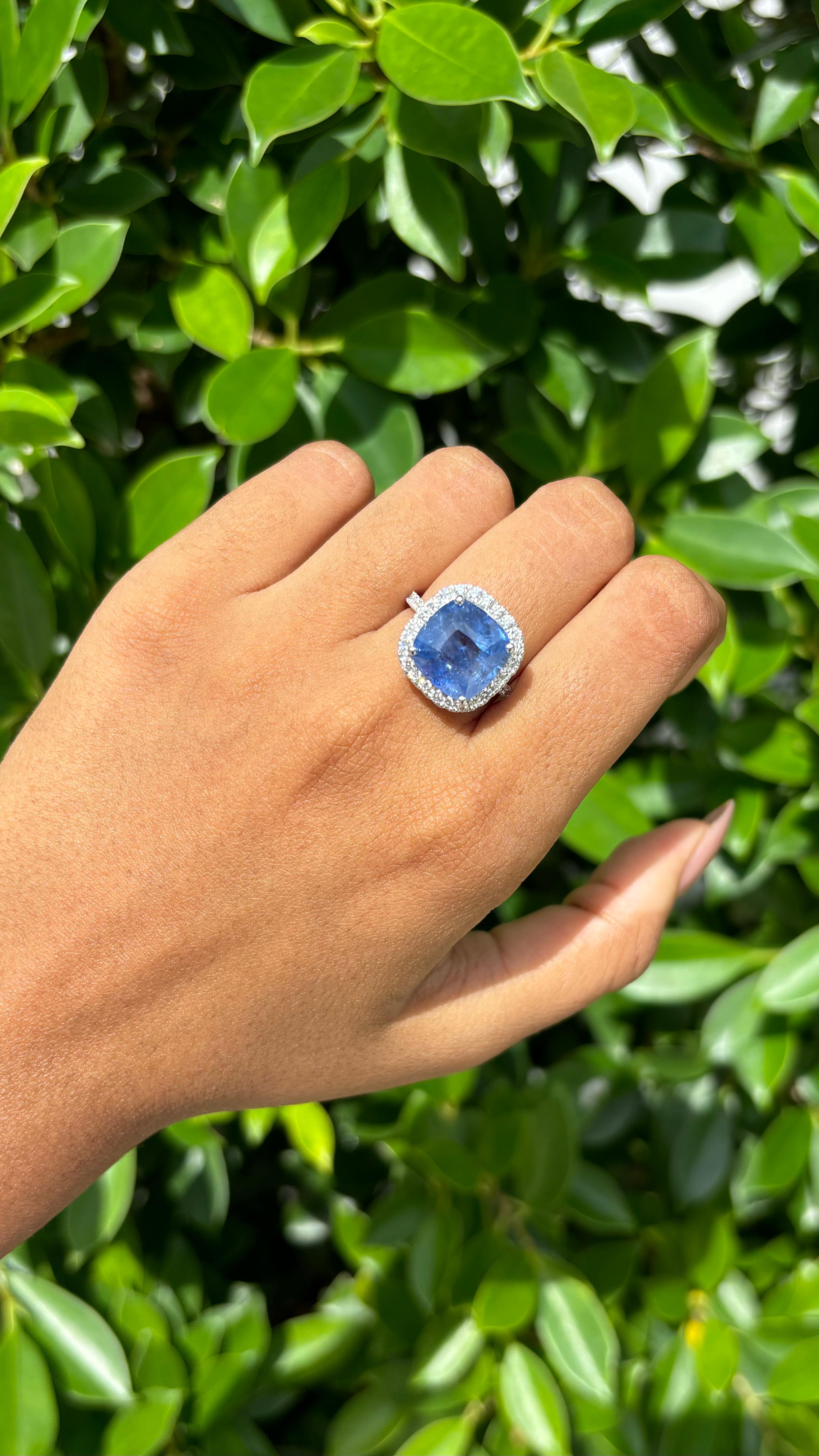 Bague en or blanc 18 carats, saphir coussin 8,22 carats et diamants en halo Unisexe en vente