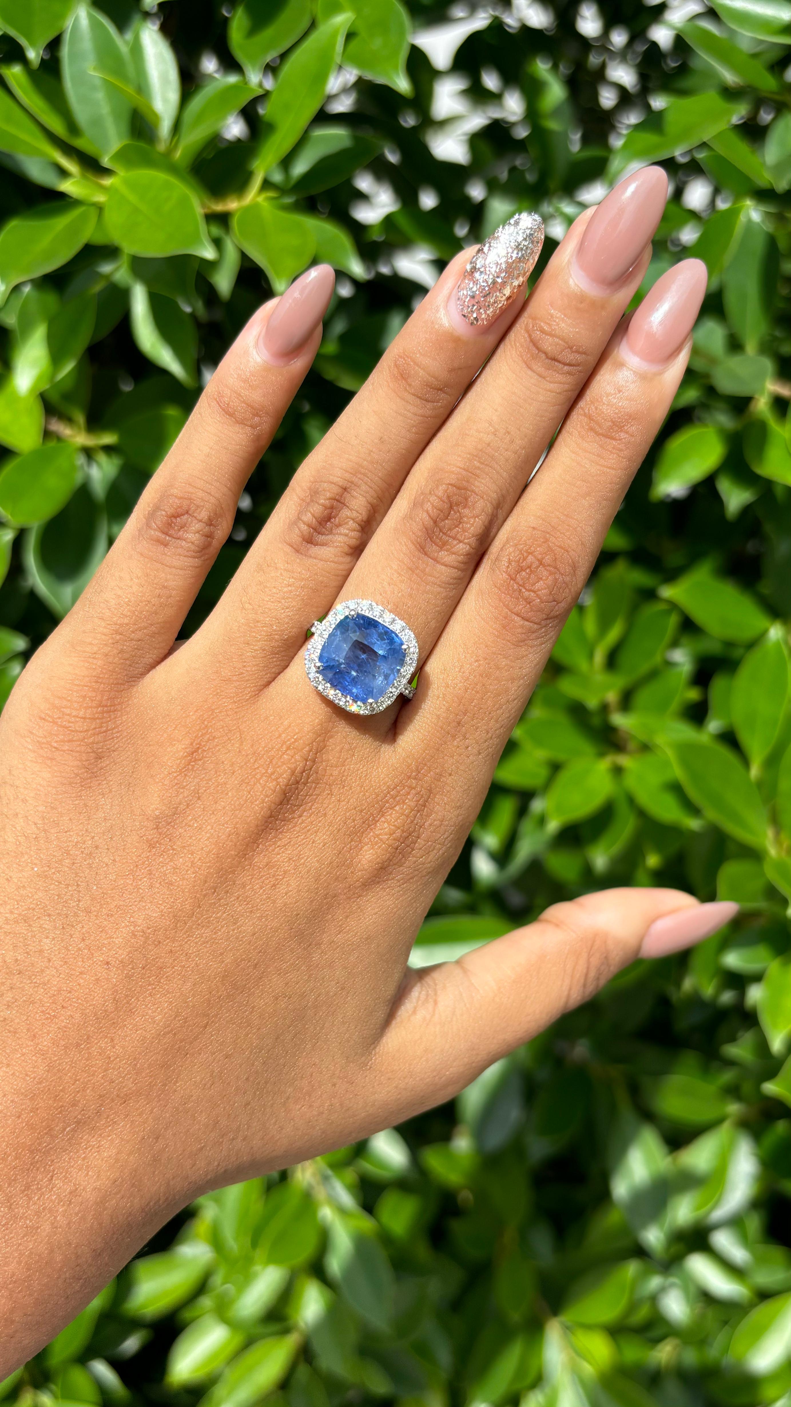 Bague en or blanc 18 carats, saphir coussin 8,22 carats et diamants en halo en vente 2