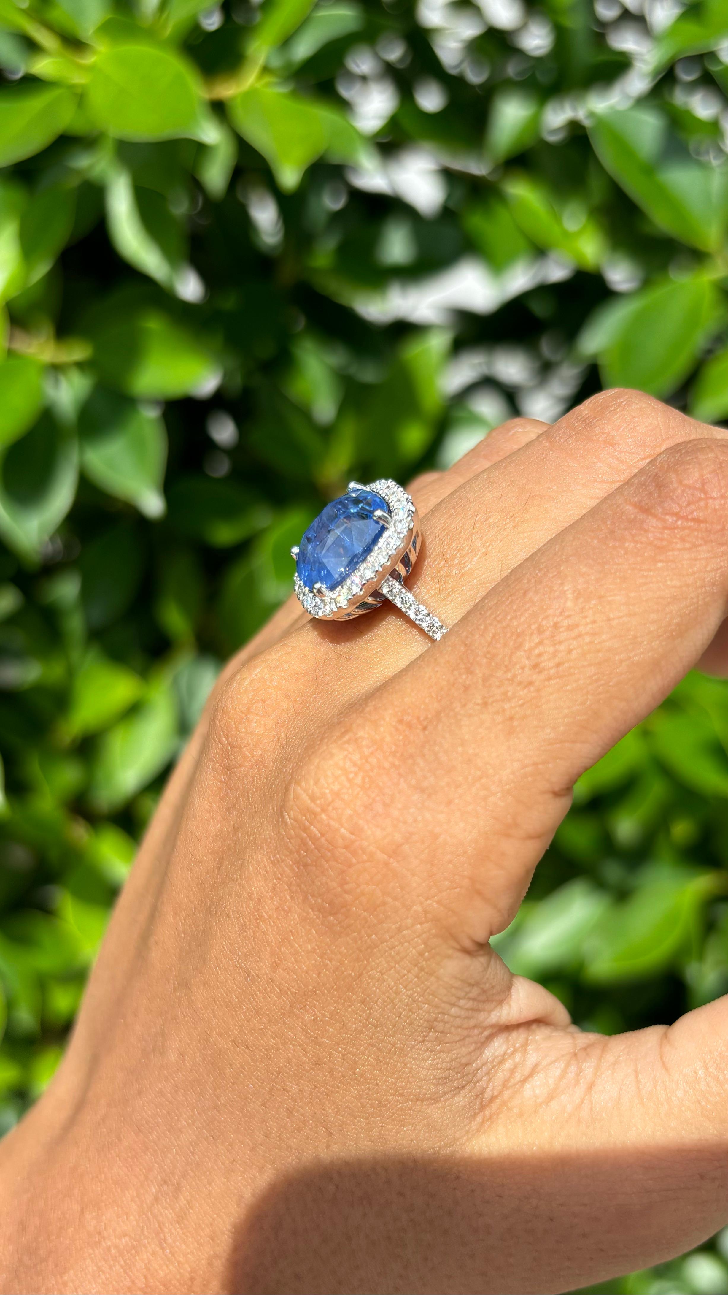 Bague en or blanc 18 carats, saphir coussin 8,22 carats et diamants en halo en vente 3