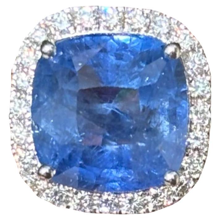 Anillo de oro blanco de 18 quilates con zafiro en cojín de 8,22 quilates y halo de diamantes