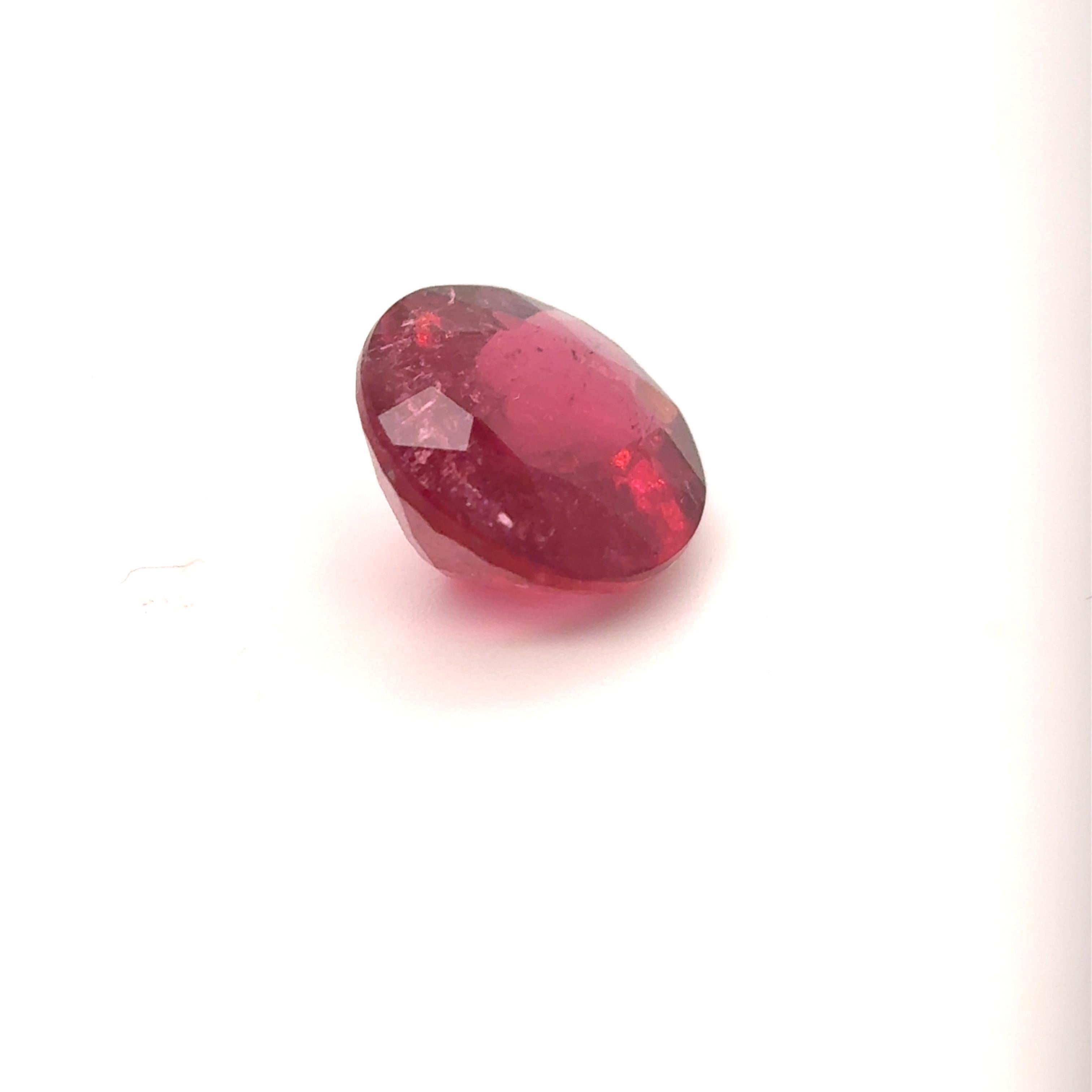 8,22 Karat Rubellit im Ovalschliff, ein loser Edelstein mit einem atemberaubenden rosa Farbton und einem strahlenden Lüster. Dieser natürliche Edelstein aus ethischen Quellen wird fachmännisch von Hand geschliffen und poliert. Perfekt für die