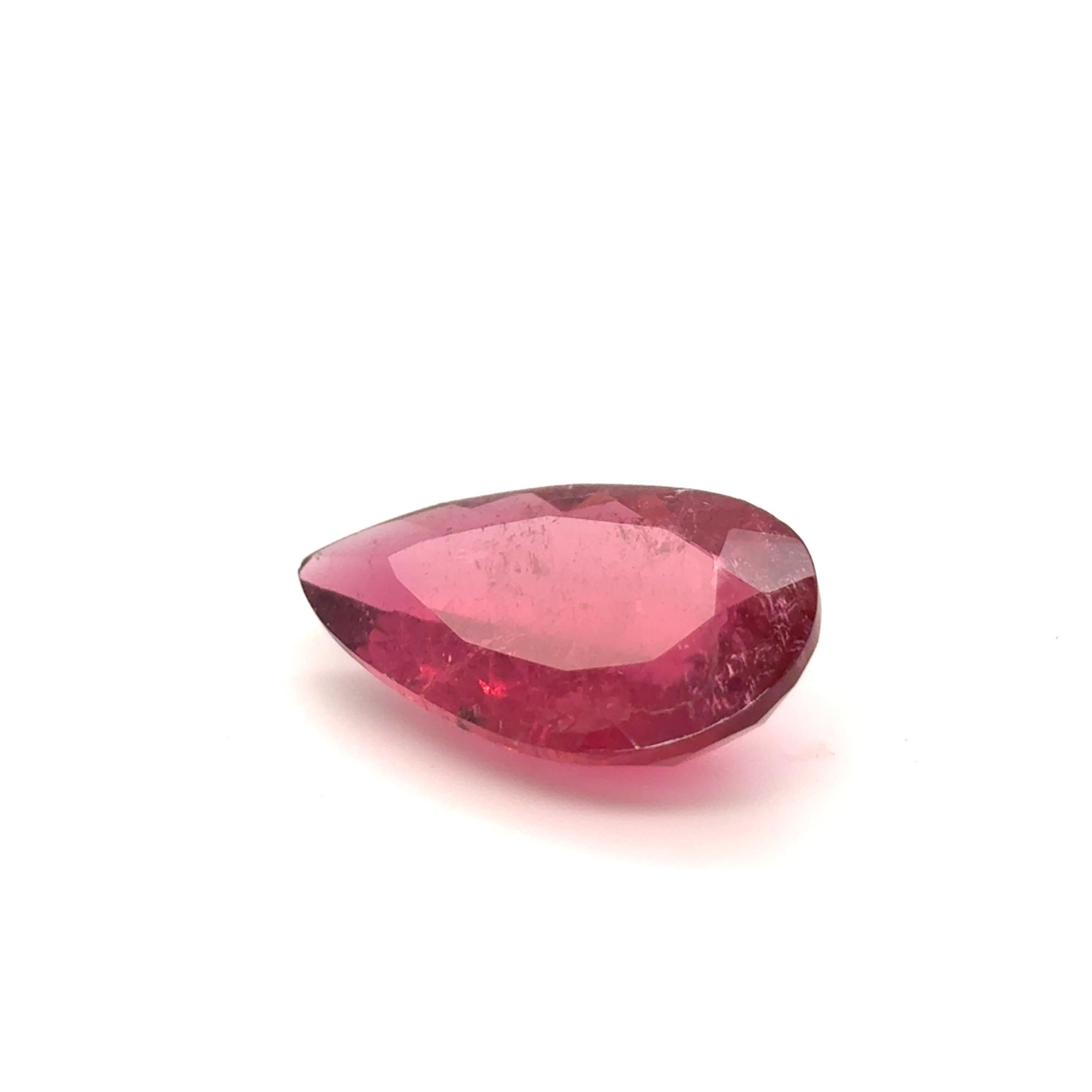 Gemma sciolta di rubellite da 8,22 carati con taglio a pera, che mostra una splendida tonalità rosa con una lucentezza radiosa. Questa gemma naturale, di provenienza etica, è sapientemente tagliata e lucidata a mano. Perfetto per essere trasformato