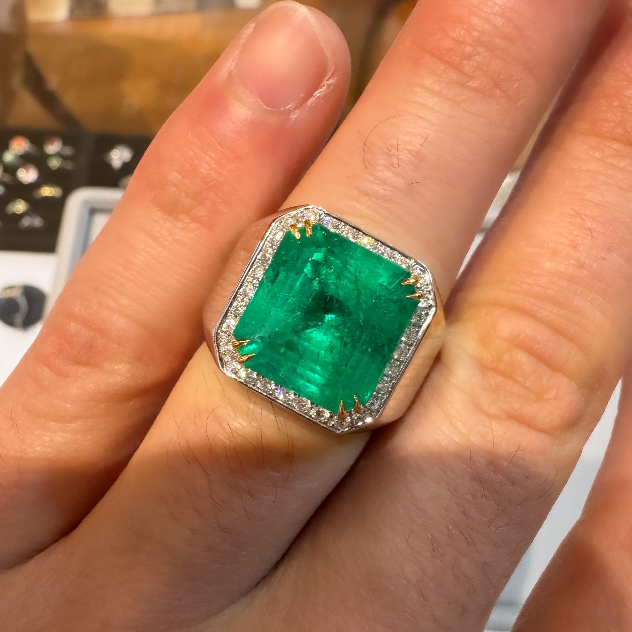 8,23 Karat kolumbianischer Smaragd & Diamant 18K Gold Herrenring  GRS-zertifiziert im Zustand „Gut“ im Angebot in Miami, FL