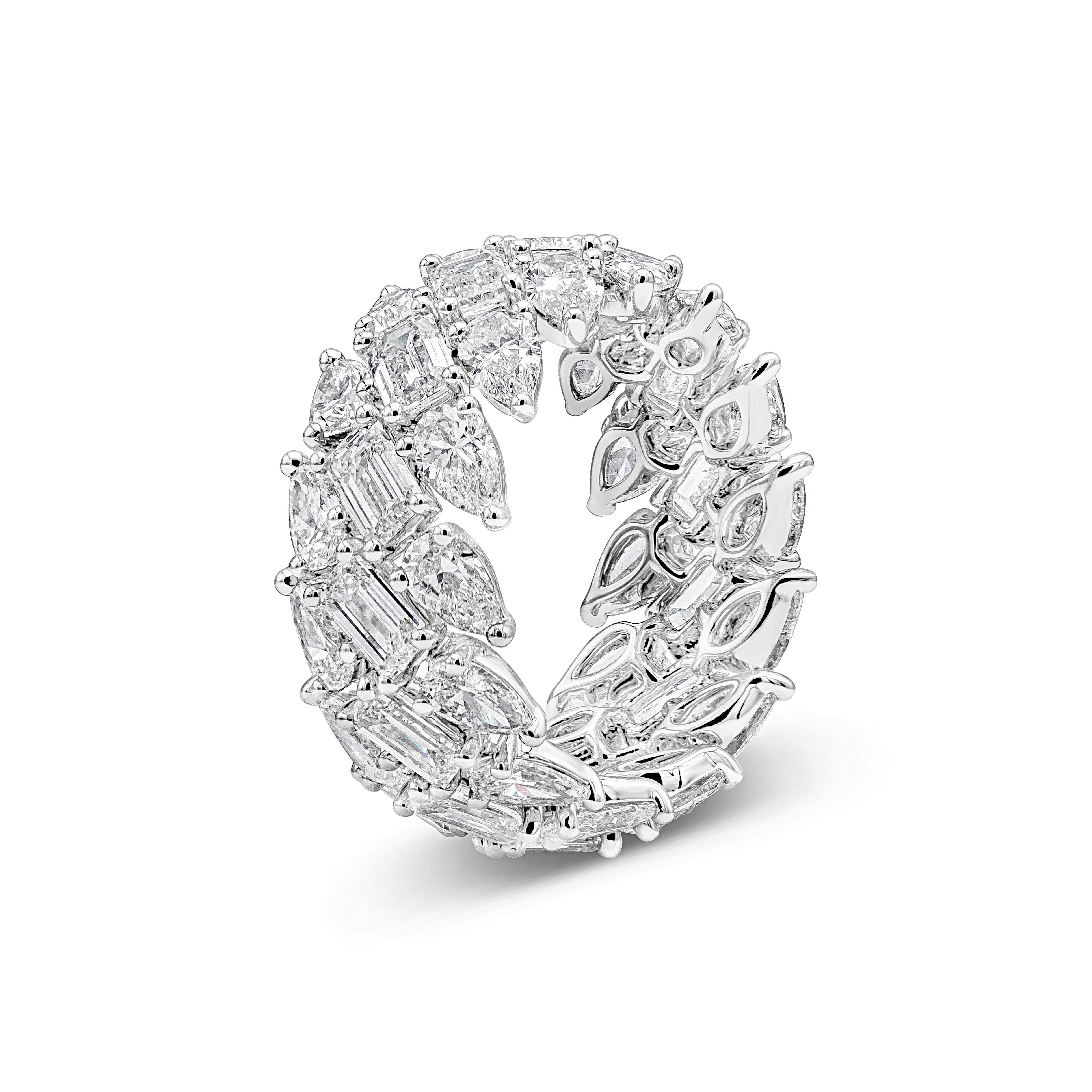 Ein einzigartiger und modischer Ring mit drei Reihen birnenförmiger Diamanten und Diamanten im Smaragdschliff, eingefasst in ein halbschräges Ewigkeitsdesign. Die birnenförmigen Diamanten wiegen insgesamt 4,66 Karat, die Diamanten im Smaragdschliff