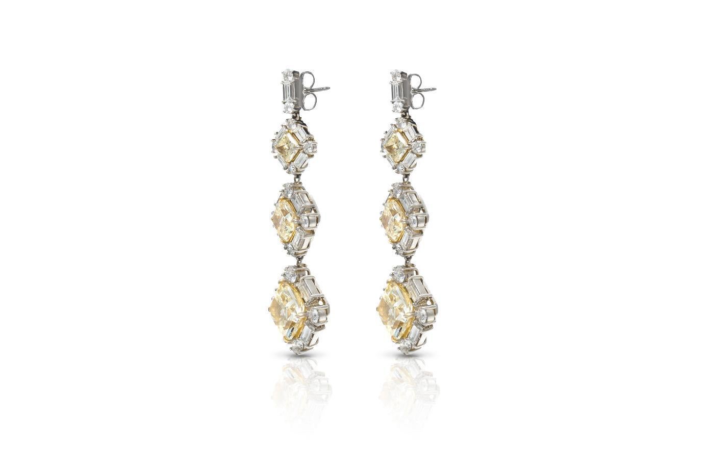 Finemente realizzato in platino con sei diamanti Fancy Yellow taglio cuscino pendenti.
I due diamanti gialli inferiori pesano 2,66 carati, colore Fancy Yellow, purezza VVS2, GIA#2135581737 e 2,61 carati, colore Fancy Yellow, purezza VVS2,