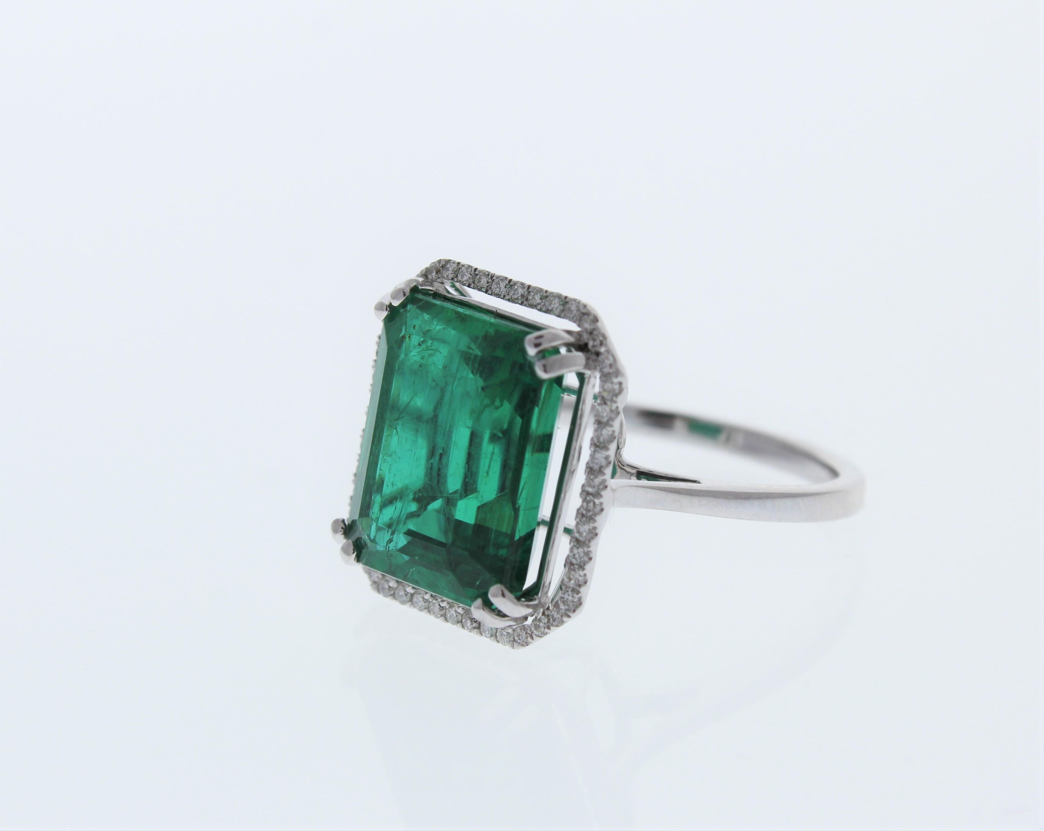 Ring mit 8,24 Karat Smaragd und Diamant aus 14 Karat Weißgold (Kissenschliff) im Angebot
