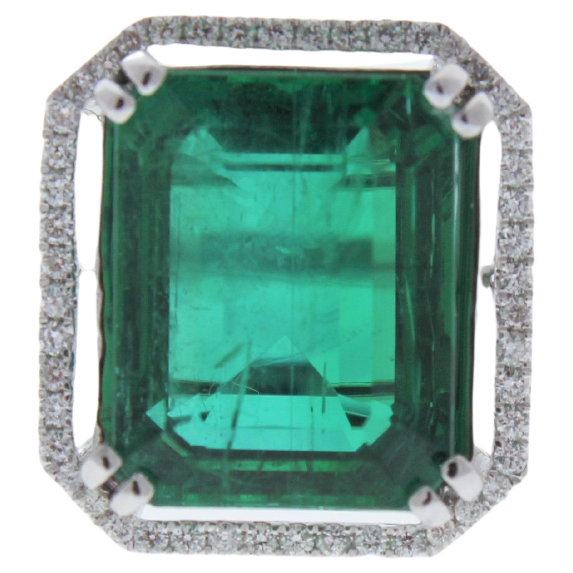 Ring mit 8,24 Karat Smaragd und Diamant aus 14 Karat Weißgold im Angebot