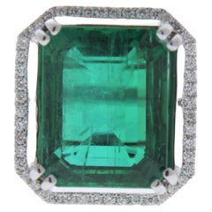 Ring mit 8,24 Karat Smaragd und Diamant aus 14 Karat Weißgold