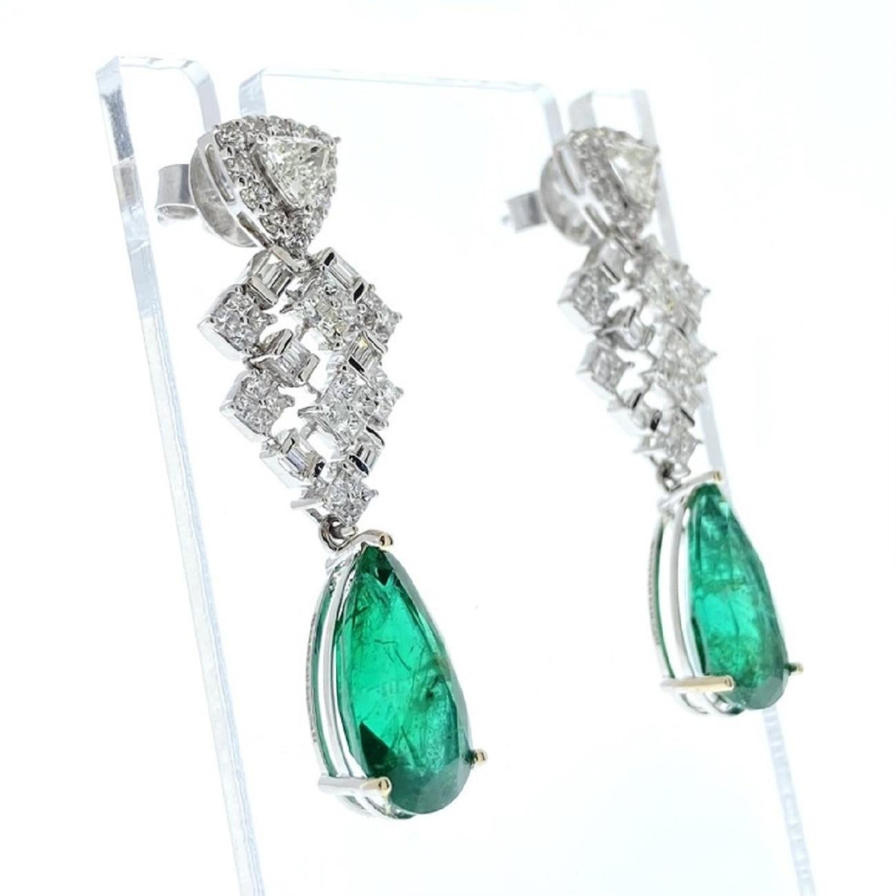 Ein Paar modische Ohrringe mit einem birnenförmigen Smaragd als Hauptstein, mit einem Gewicht von 8,24 Karat. Der Smaragd weist eine grüne Farbe auf, ein charakteristisches und sehr begehrtes Merkmal von Smaragden. Die Fassung dieser Ohrringe