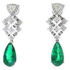 Boucles d'oreilles à la mode en or blanc 18 carats avec émeraude verte en forme de poire de 8,24 carats