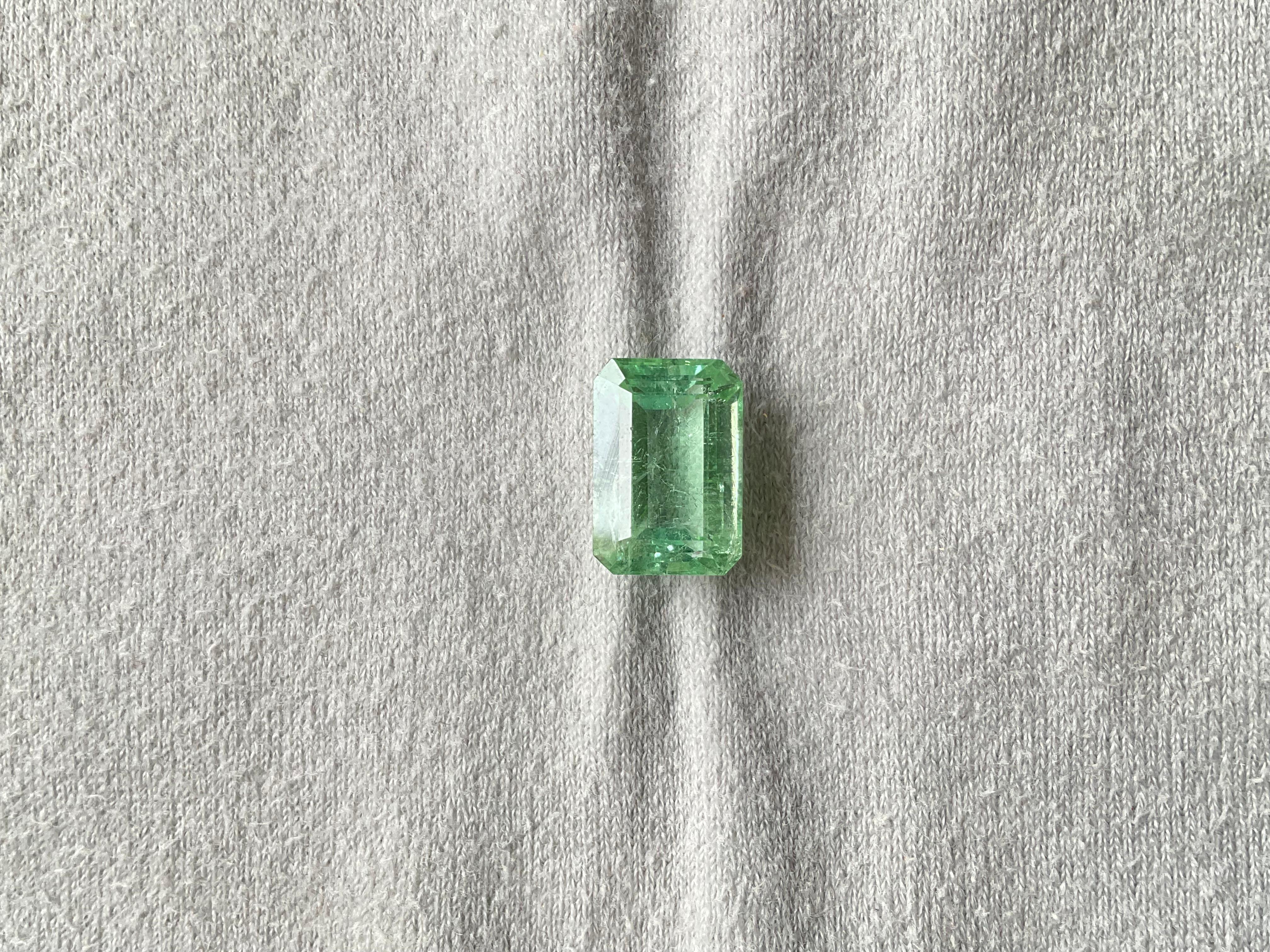Art déco Pierre naturelle de 8.24 carats, tourmaline verte octogonale taillée à facettes de qualité supérieure en vente