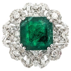 Anello con smeraldo e diamanti con diamanti in oro bianco 8.24ct