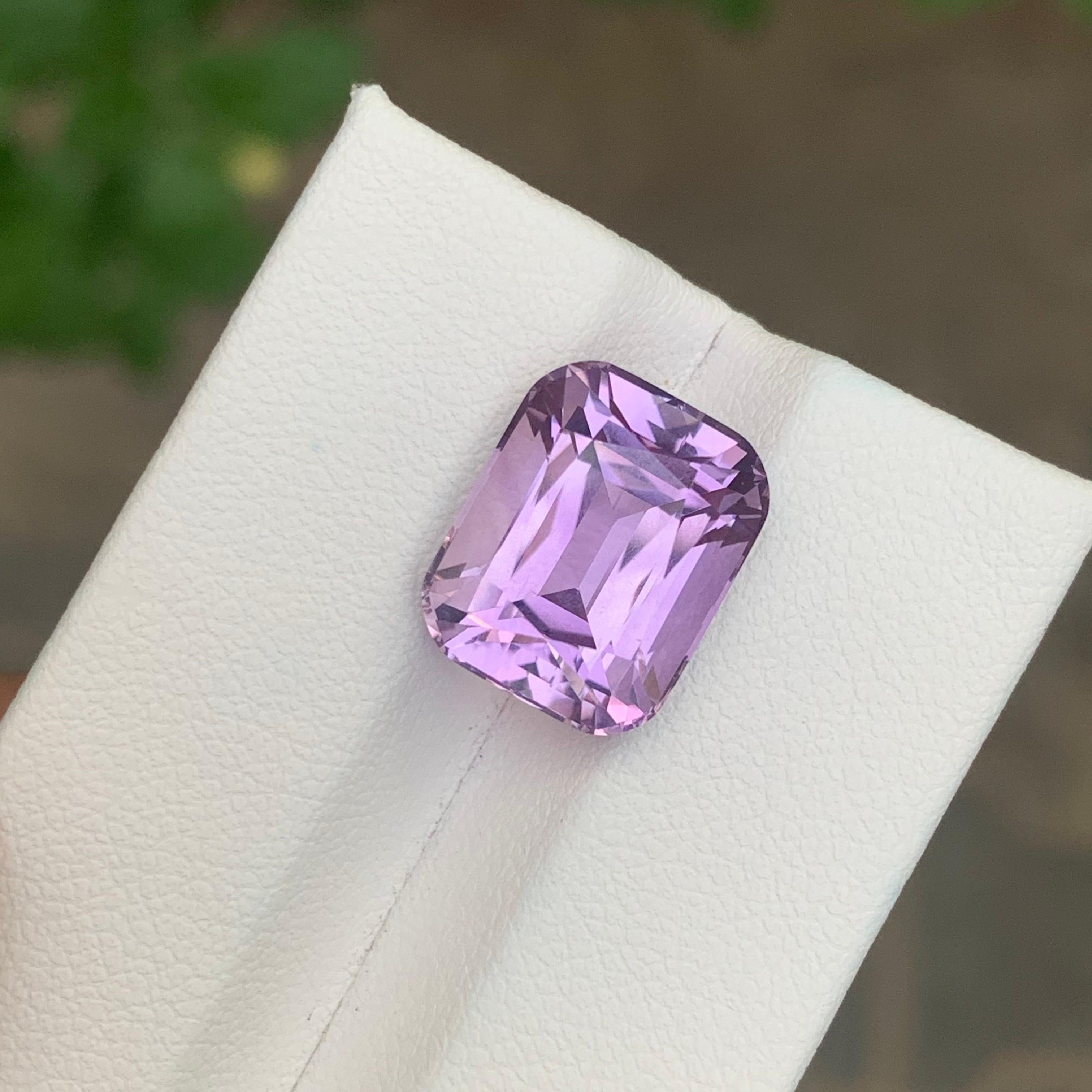Pierre : Améthyste

Poids : 8,25 carats
Dimension : 13,1 x 10,1 x 8,7 mm
Origine : Brésil
Forme : Coussin
Couleur : Lavande 
Traitement : Non
Certificat : Sur demande du client

L'améthyste, une étonnante variété de quartz violet, est connue non