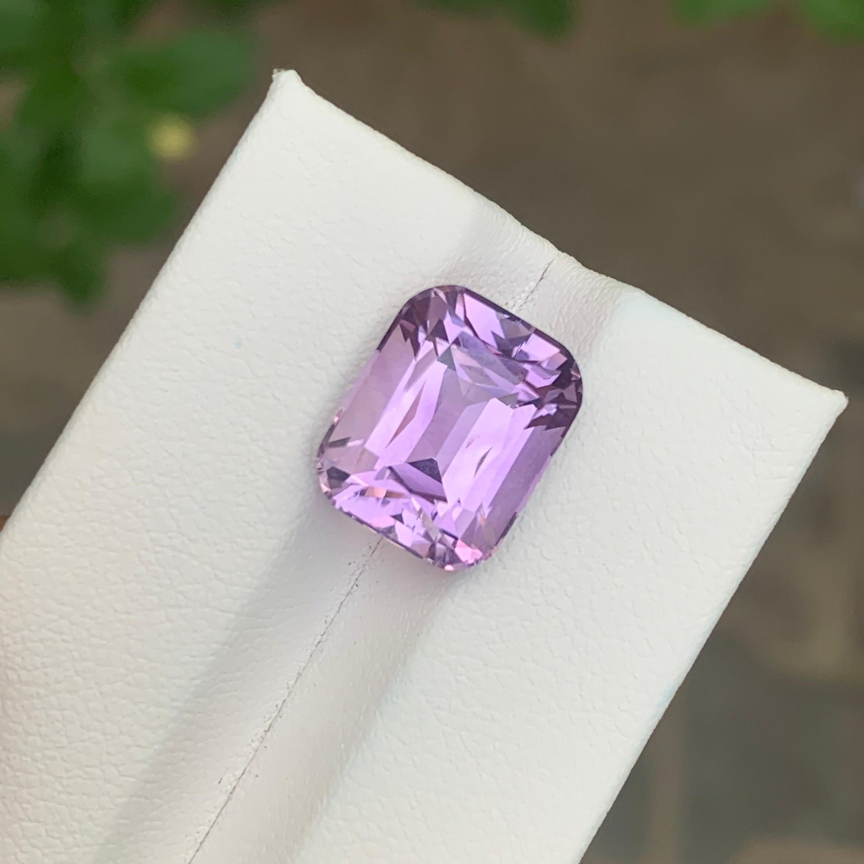 Arts and Crafts 8.25 Carat Natural Loose Lavender Colour Amethyst Cushion Shape Gemstone (Améthyste en forme de coussin) en vente
