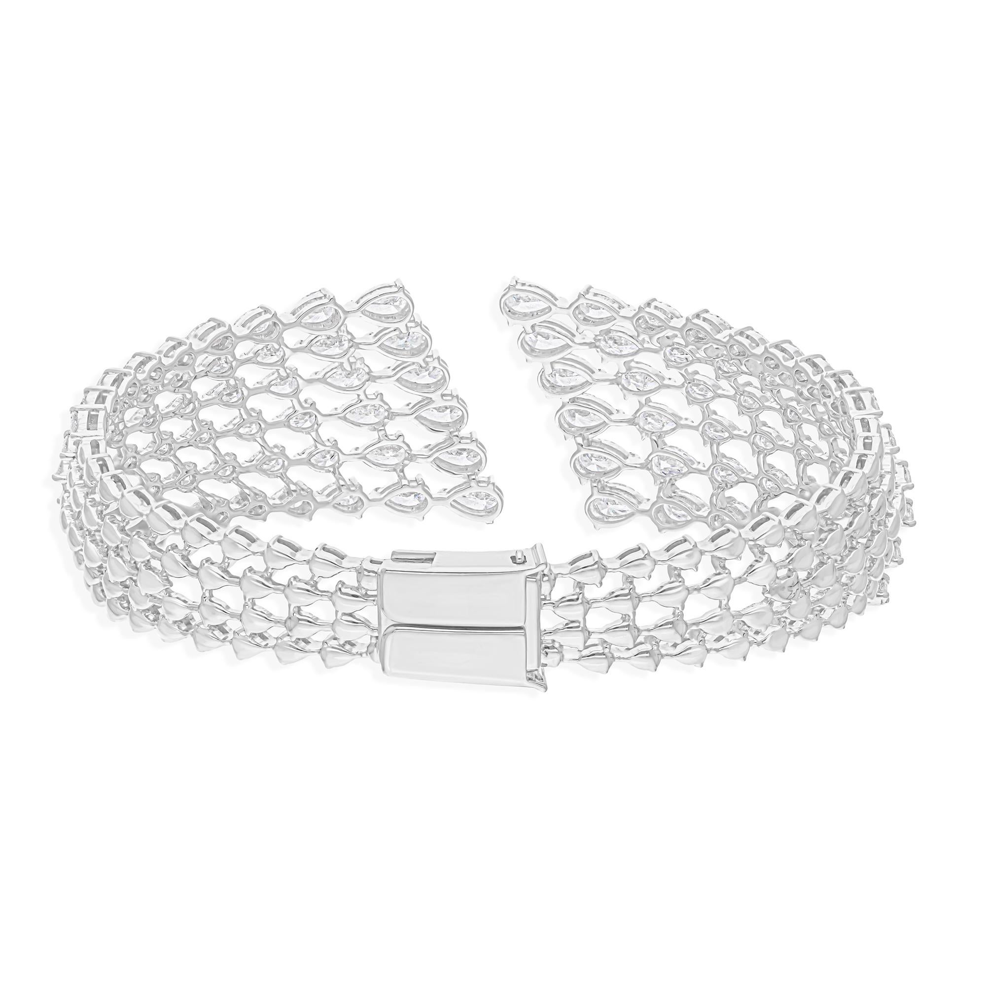 Moderne Bracelet manchette jonc en or blanc 18 carats avec diamants poire de 8,25 carats SI/H en vente