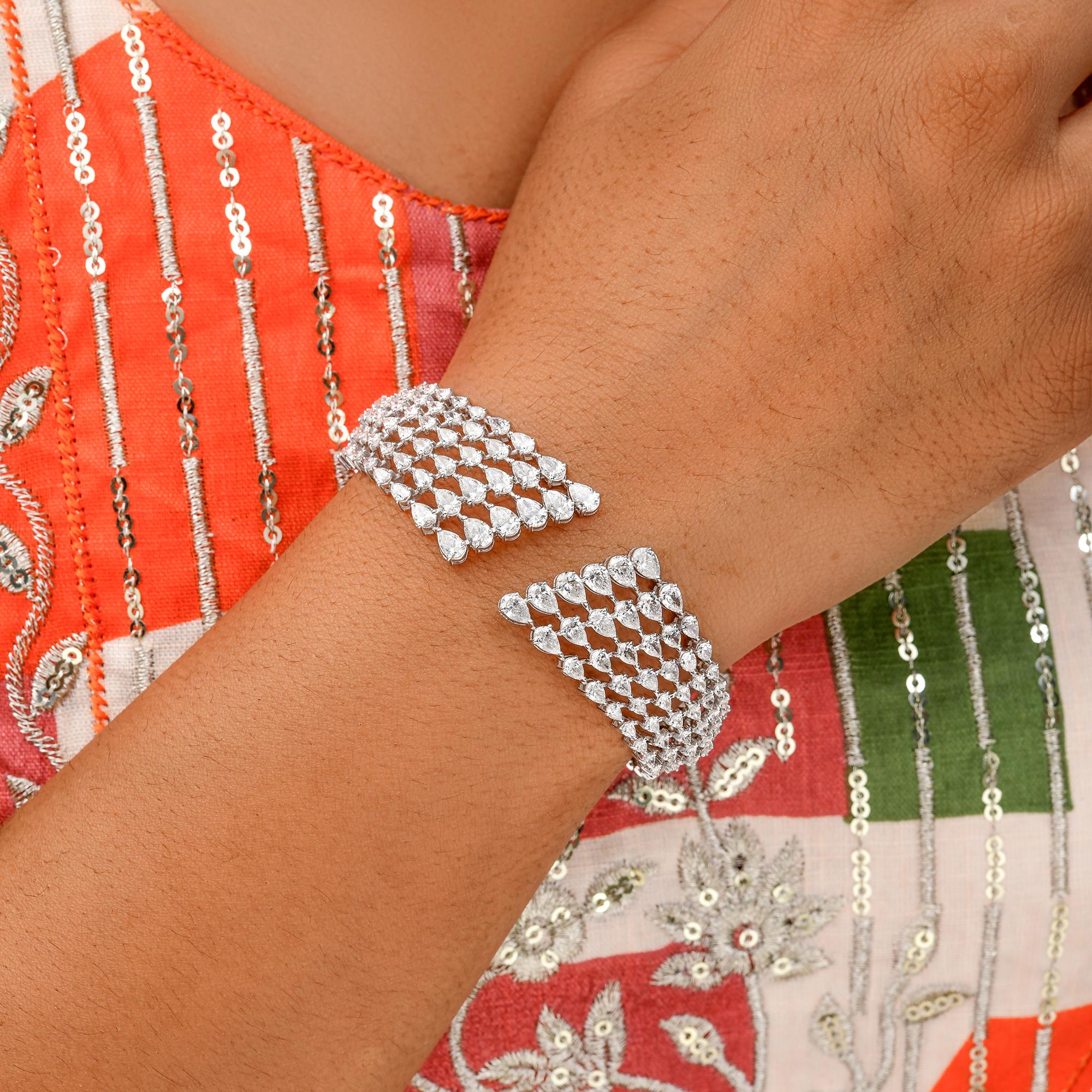 Bracelet manchette jonc en or blanc 18 carats avec diamants poire de 8,25 carats SI/H Neuf - En vente à Diera, Dubai