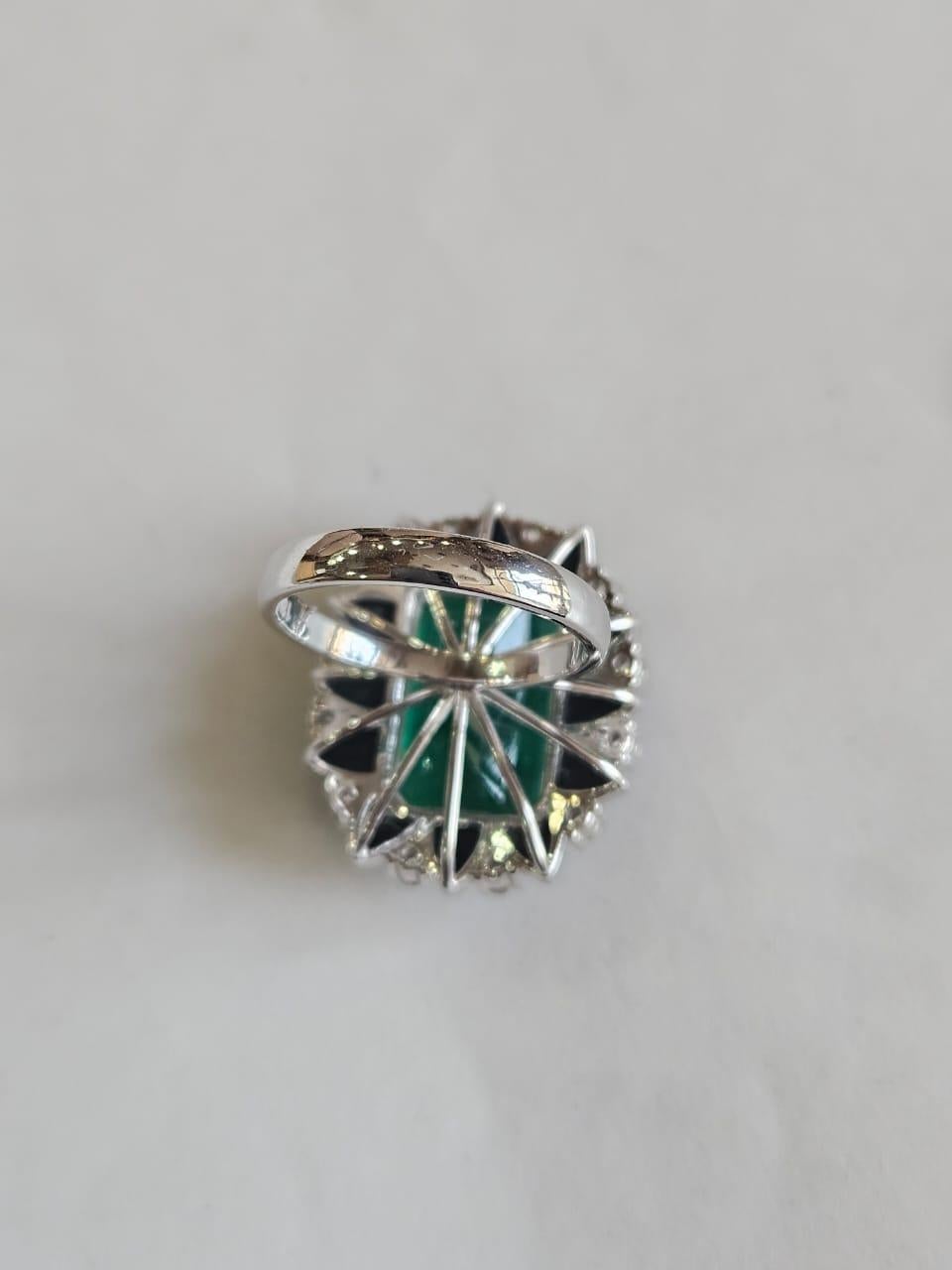 Moderno Anello di fidanzamento con smeraldo dello Zambia, onice nera e diamanti da 8,25 carati in oro 18 carati in vendita