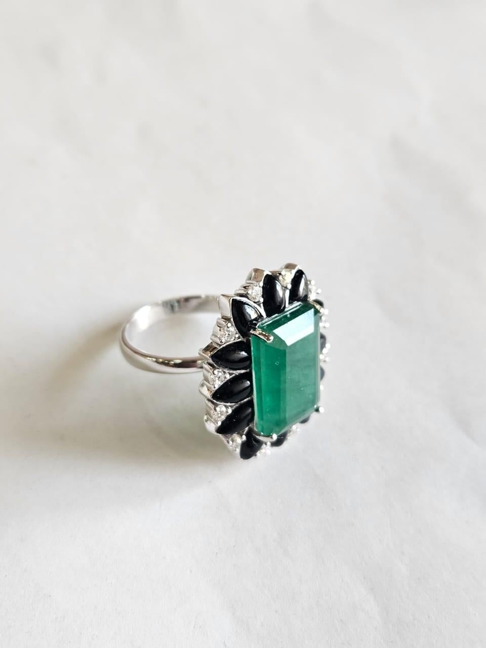 Taglio smeraldo Anello di fidanzamento con smeraldo dello Zambia, onice nera e diamanti da 8,25 carati in oro 18 carati in vendita