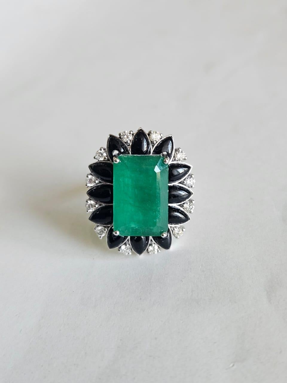 Anello di fidanzamento con smeraldo dello Zambia, onice nera e diamanti da 8,25 carati in oro 18 carati In condizioni Nuovo in vendita a Hong Kong, HK