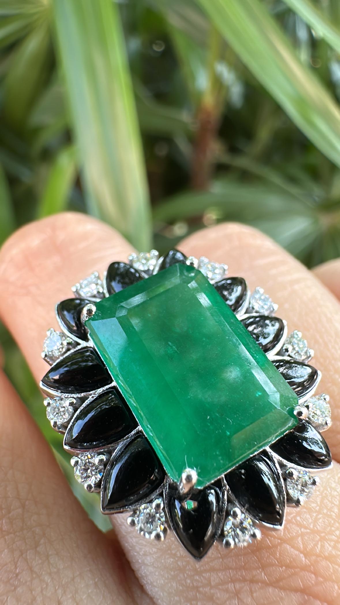 Anello di fidanzamento con smeraldo dello Zambia, onice nera e diamanti da 8,25 carati in oro 18 carati in vendita 2