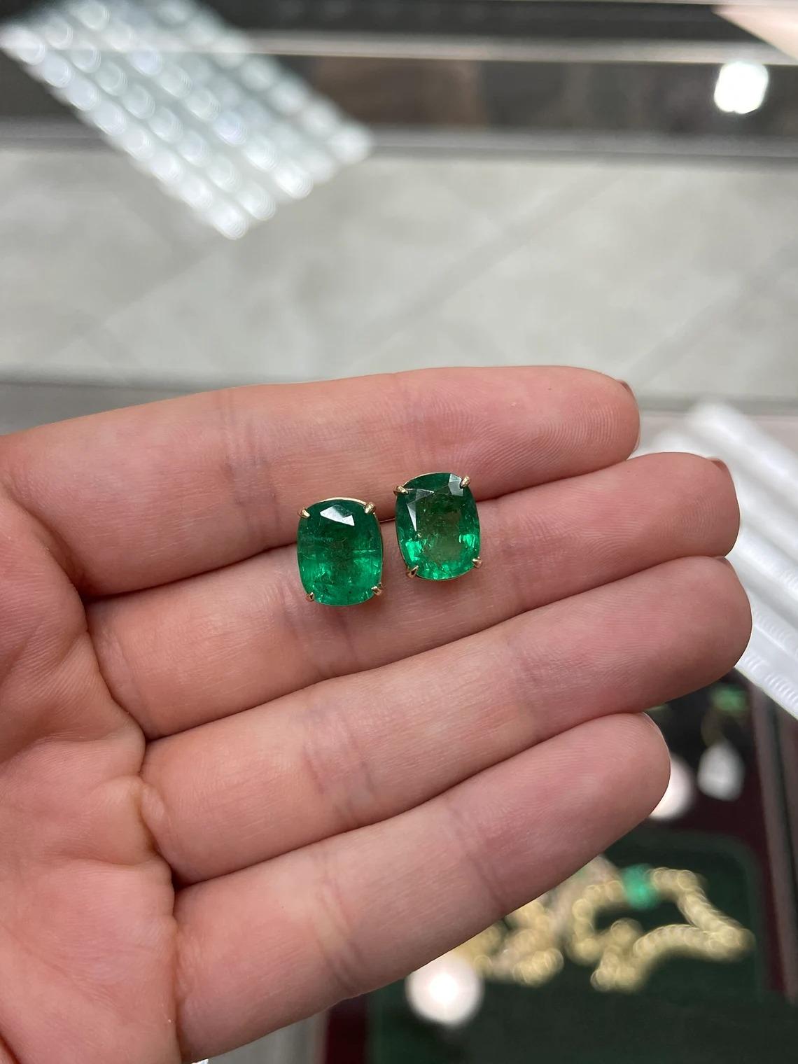 Hier sehen Sie ein atemberaubendes Set hochwertiger Smaragdstecker im Kissenschliff, die in Handarbeit aus feinem 18-karätigem Gelbgold gefertigt wurden. Hier sind zwei atemberaubende natürliche Smaragde mit schöner Transparenz zu sehen, die von