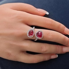 Anillo de oro blanco con rubí de 8,26 quilates y diamante redondo