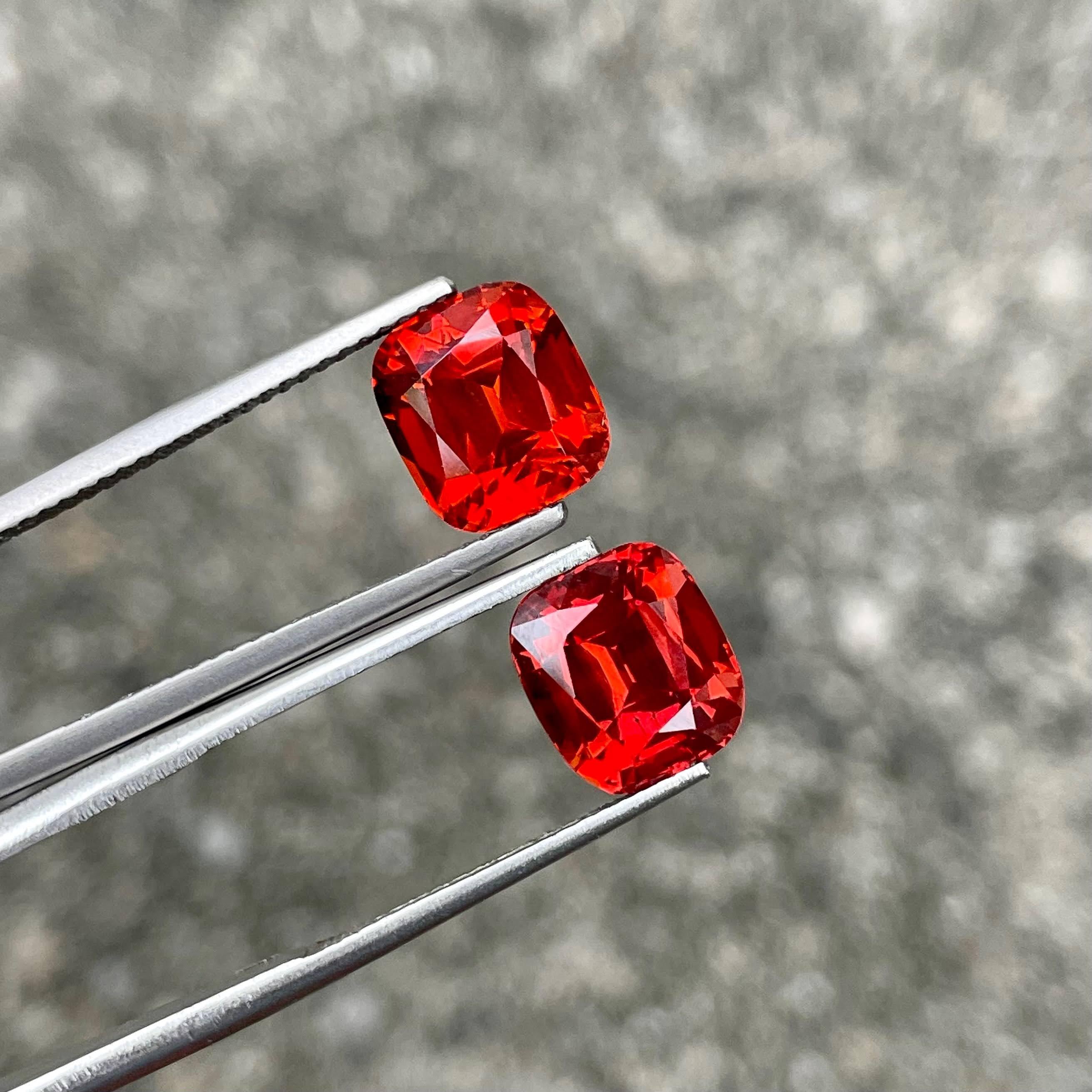 Gewicht 8,26 Karat 
Abmessungen 9,0x8,0x5,9 mm
Behandlung keine 
Herkunft Afrika 
Klarheit VVS 
Kissen formen 
Fancy Kissen schneiden 



Dieses exquisite Paar Spessartit-Granat-Edelsteine mit einem Gesamtgewicht von 8,26 Karat zeigt die fesselnde