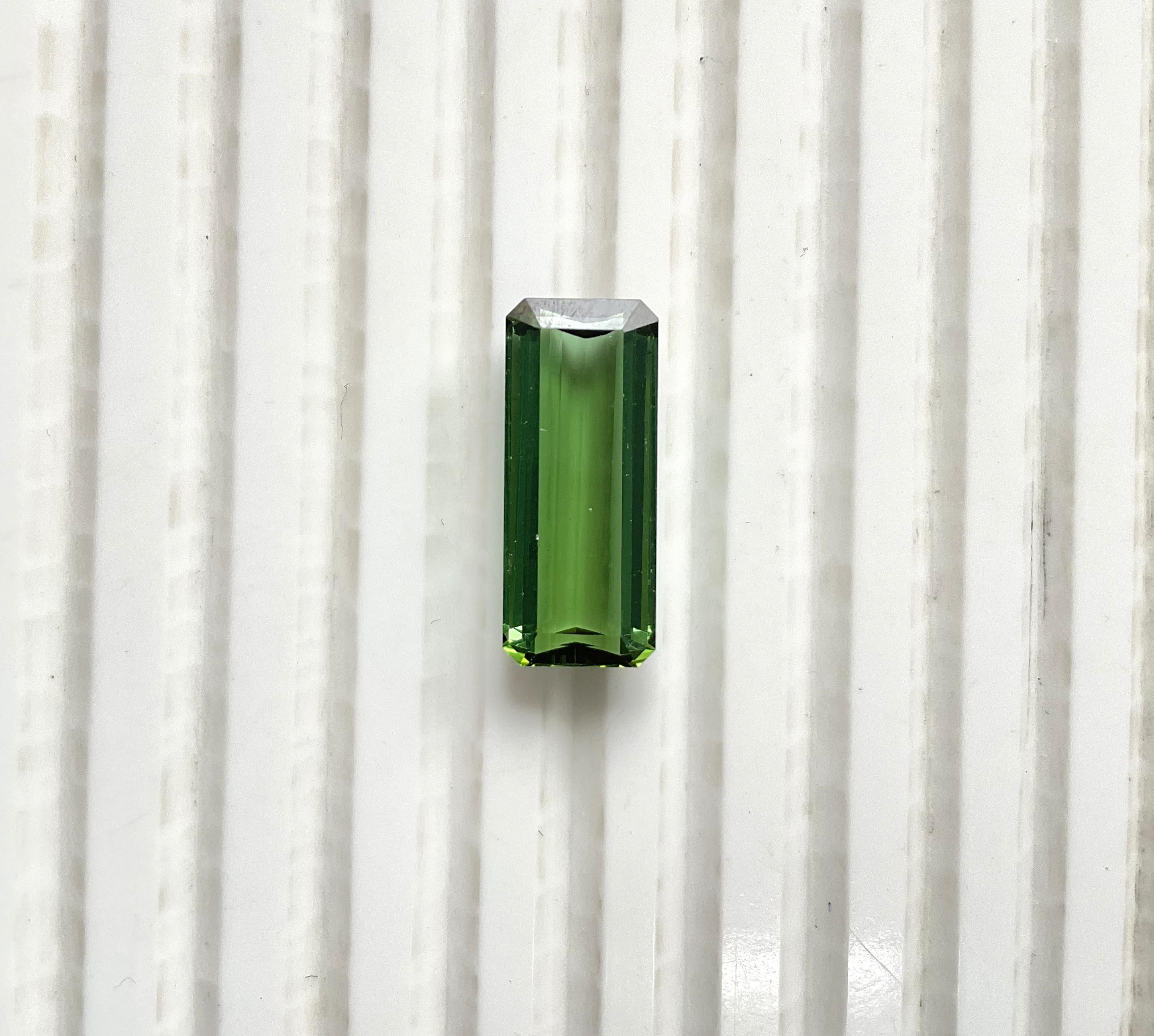Pierre naturelle de 8.27 carats, tourmaline verte octogonale taillée à facettes de qualité supérieure

Pierre précieuse - Tourmaline
Poids - 8,27 carats
Forme - Octogone
Taille -  19x8x5 MM
Pièces - 1
