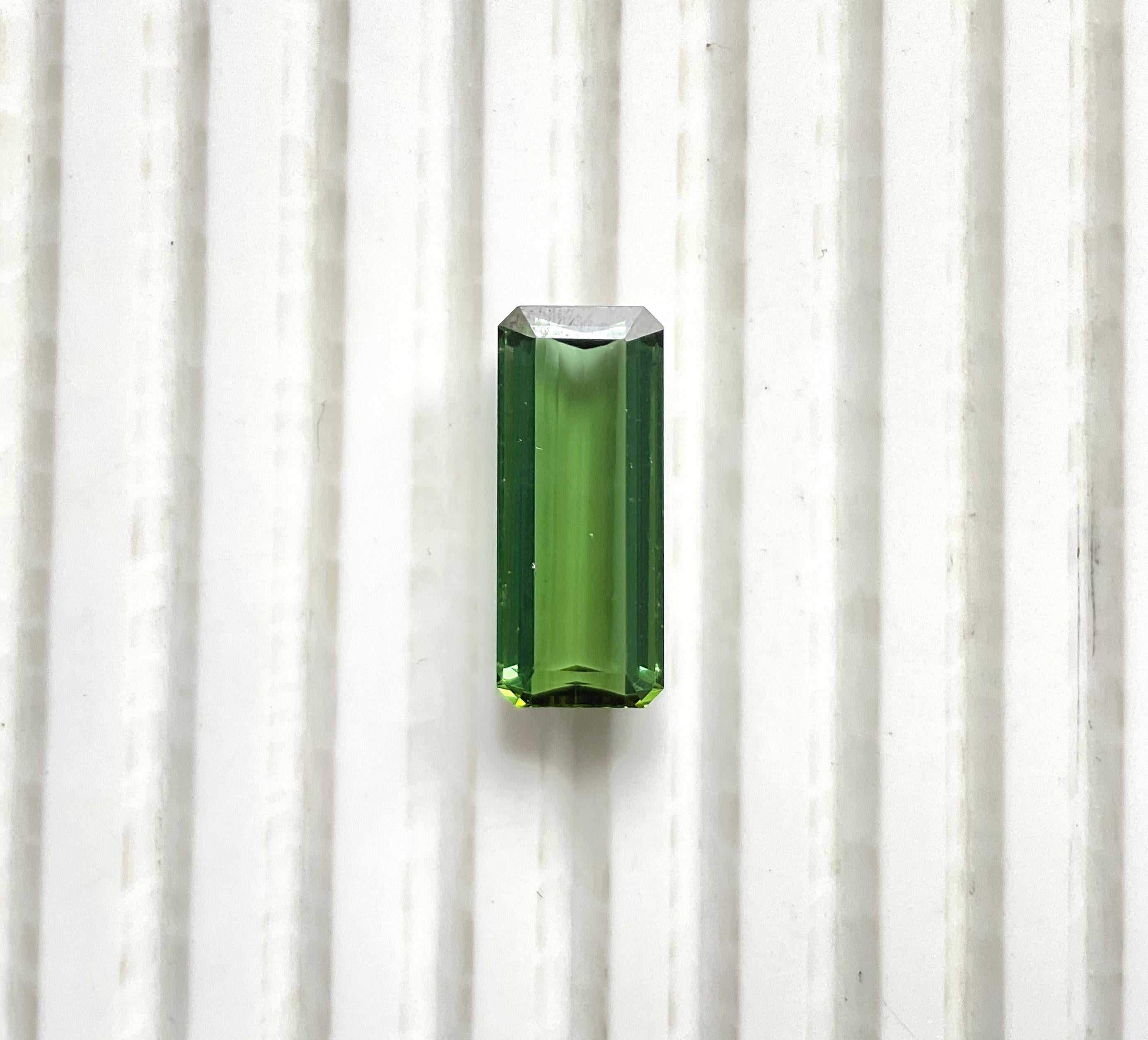 Art déco Pierre naturelle de 8.27 carats, tourmaline verte octogonale taillée à facettes de qualité supérieure en vente