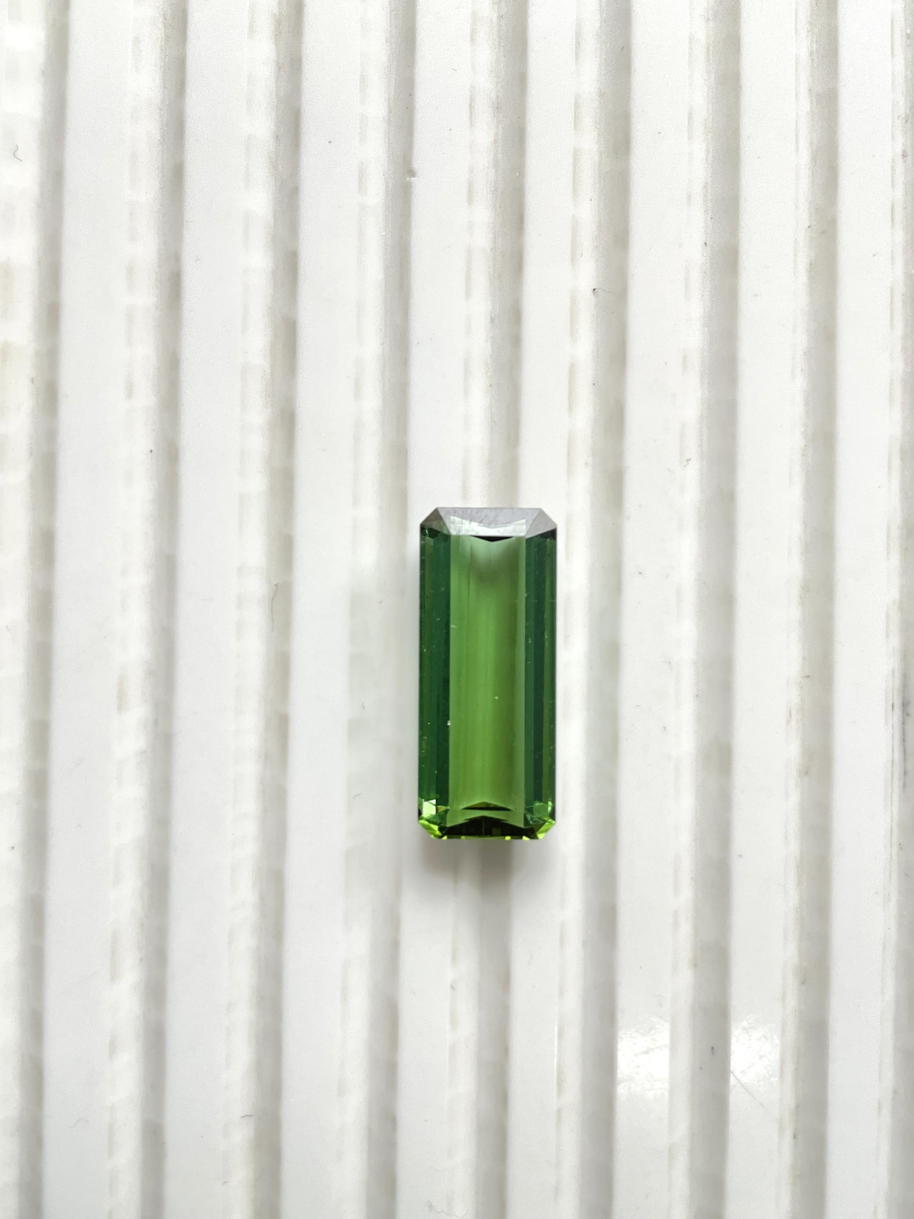 Taille octogone Pierre naturelle de 8.27 carats, tourmaline verte octogonale taillée à facettes de qualité supérieure en vente