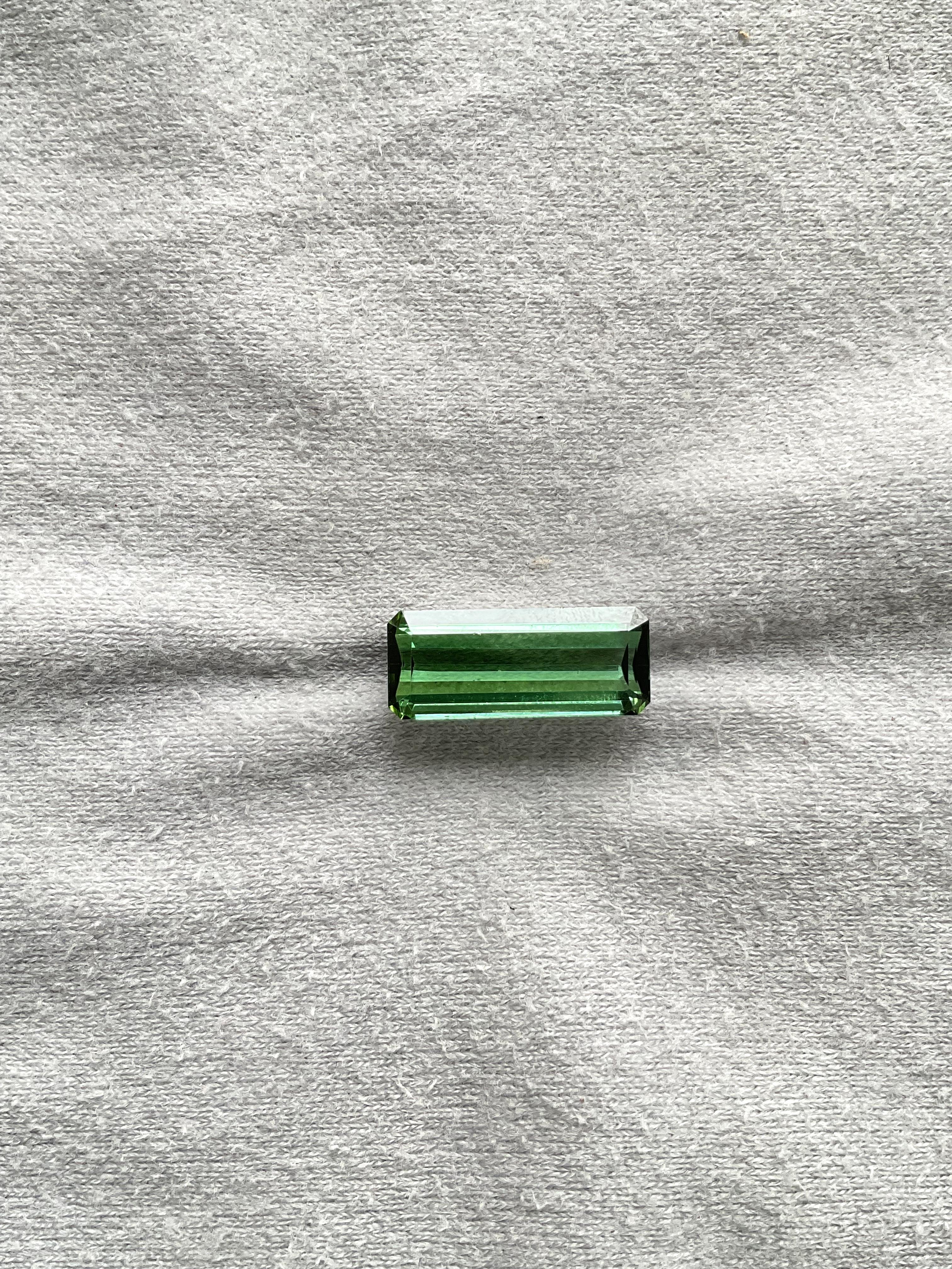 Pierre naturelle de 8.27 carats, tourmaline verte octogonale taillée à facettes de qualité supérieure Unisexe en vente