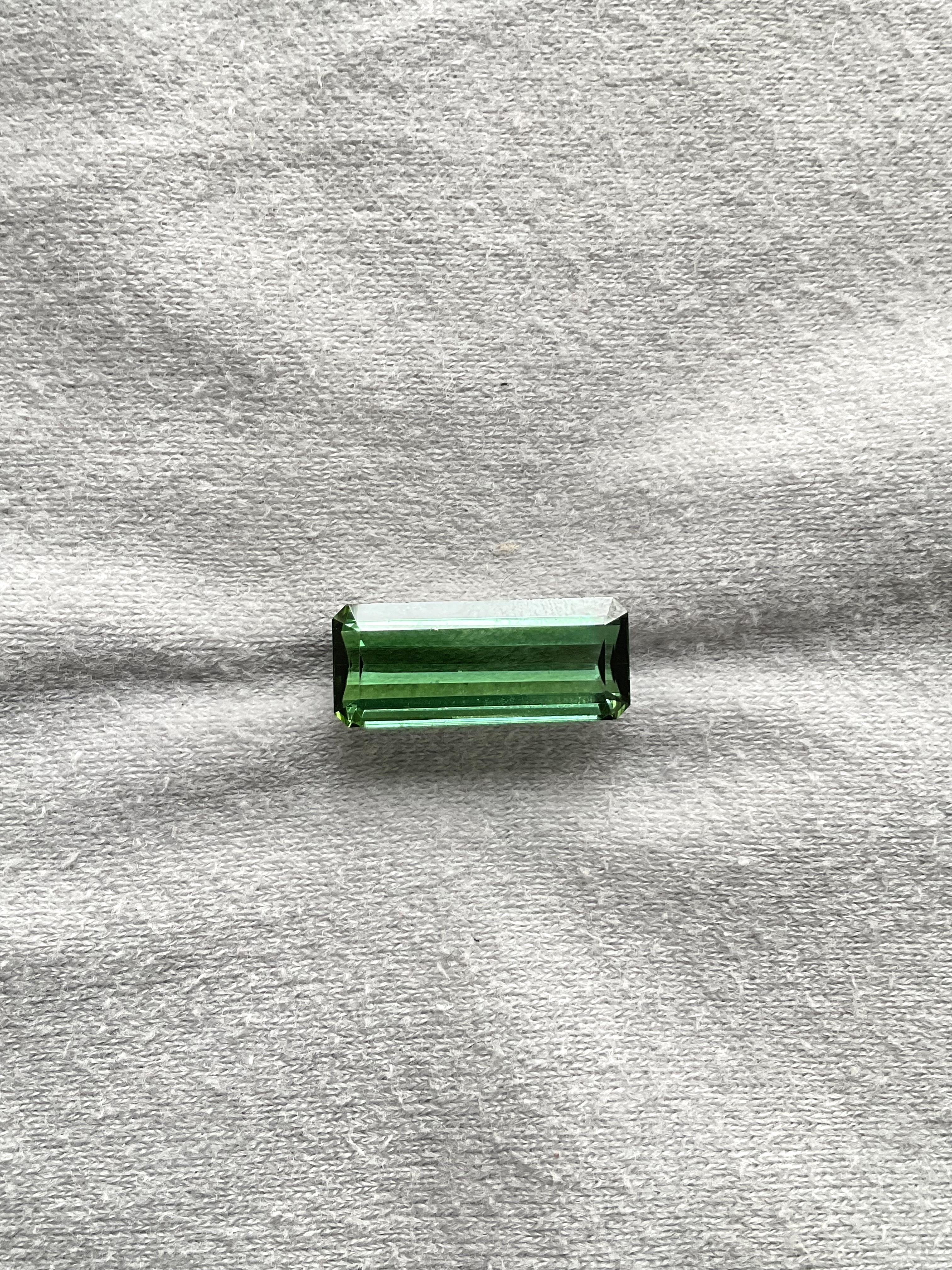 Pierre naturelle de 8.27 carats, tourmaline verte octogonale taillée à facettes de qualité supérieure en vente 1