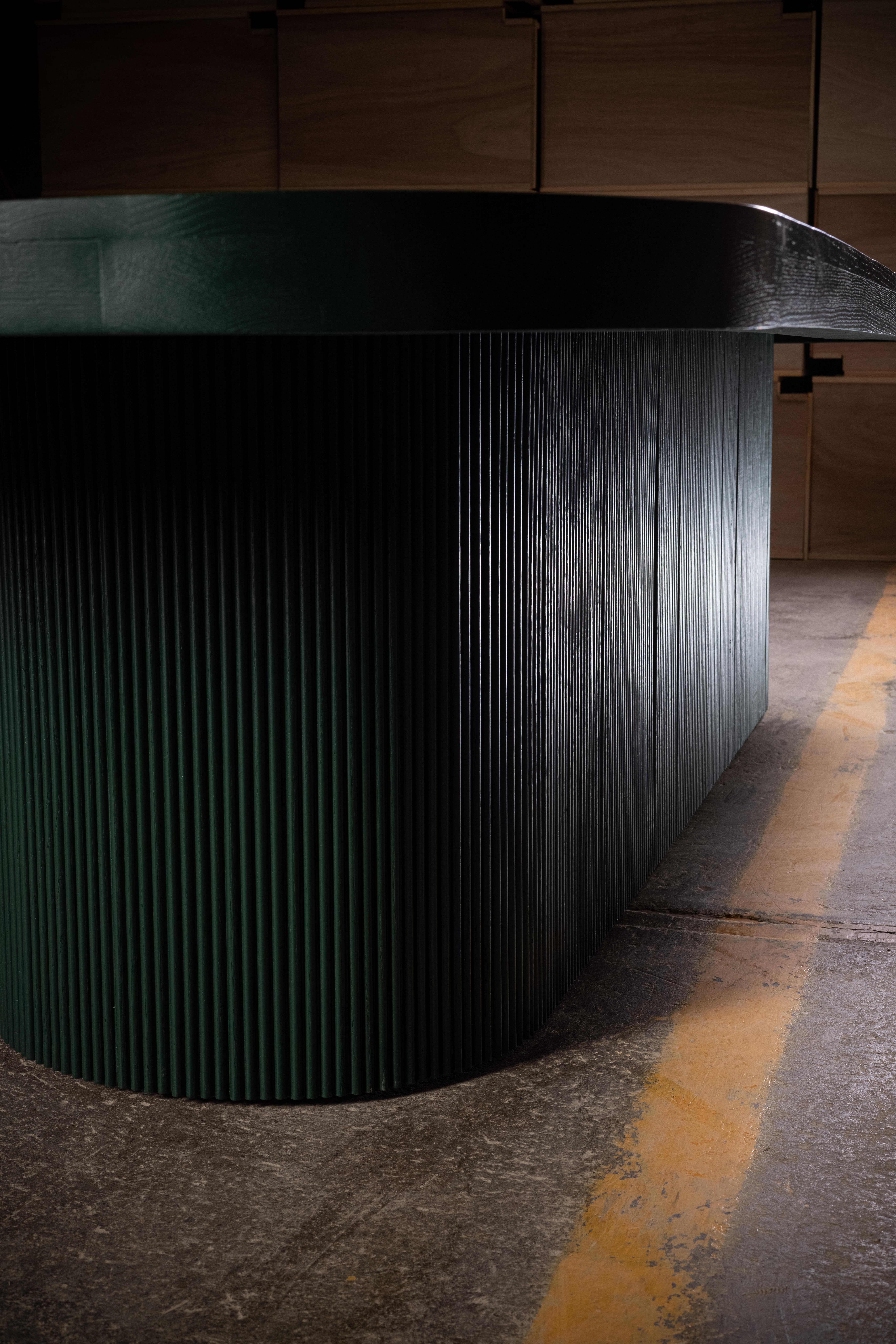 Moderne 8272 Table de salle à manger artisanale en Greene & Greene Oak par No Age Studio en vente