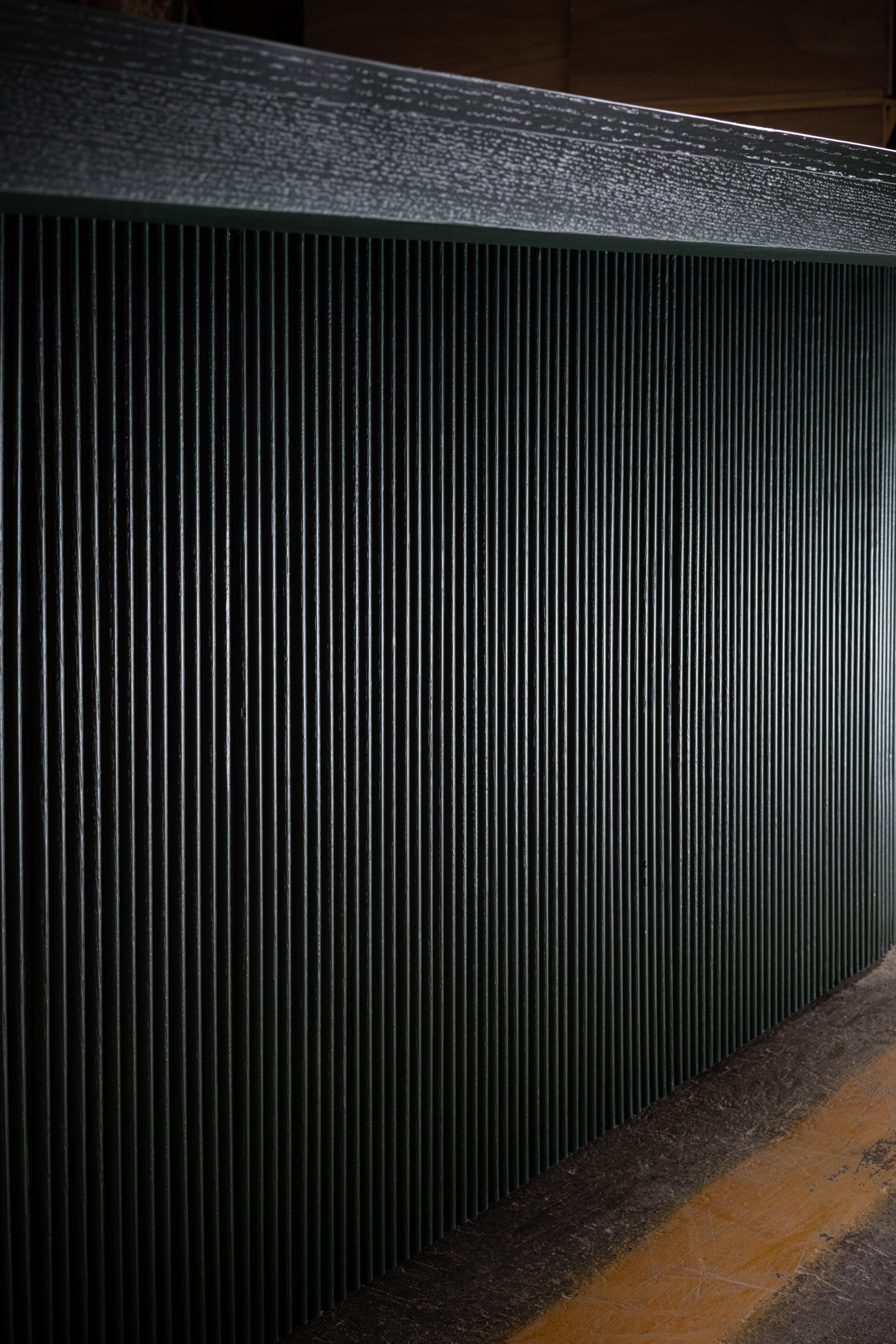 8272 Table de salle à manger artisanale en Greene & Greene Oak par No Age Studio Neuf - En vente à Geneve, CH