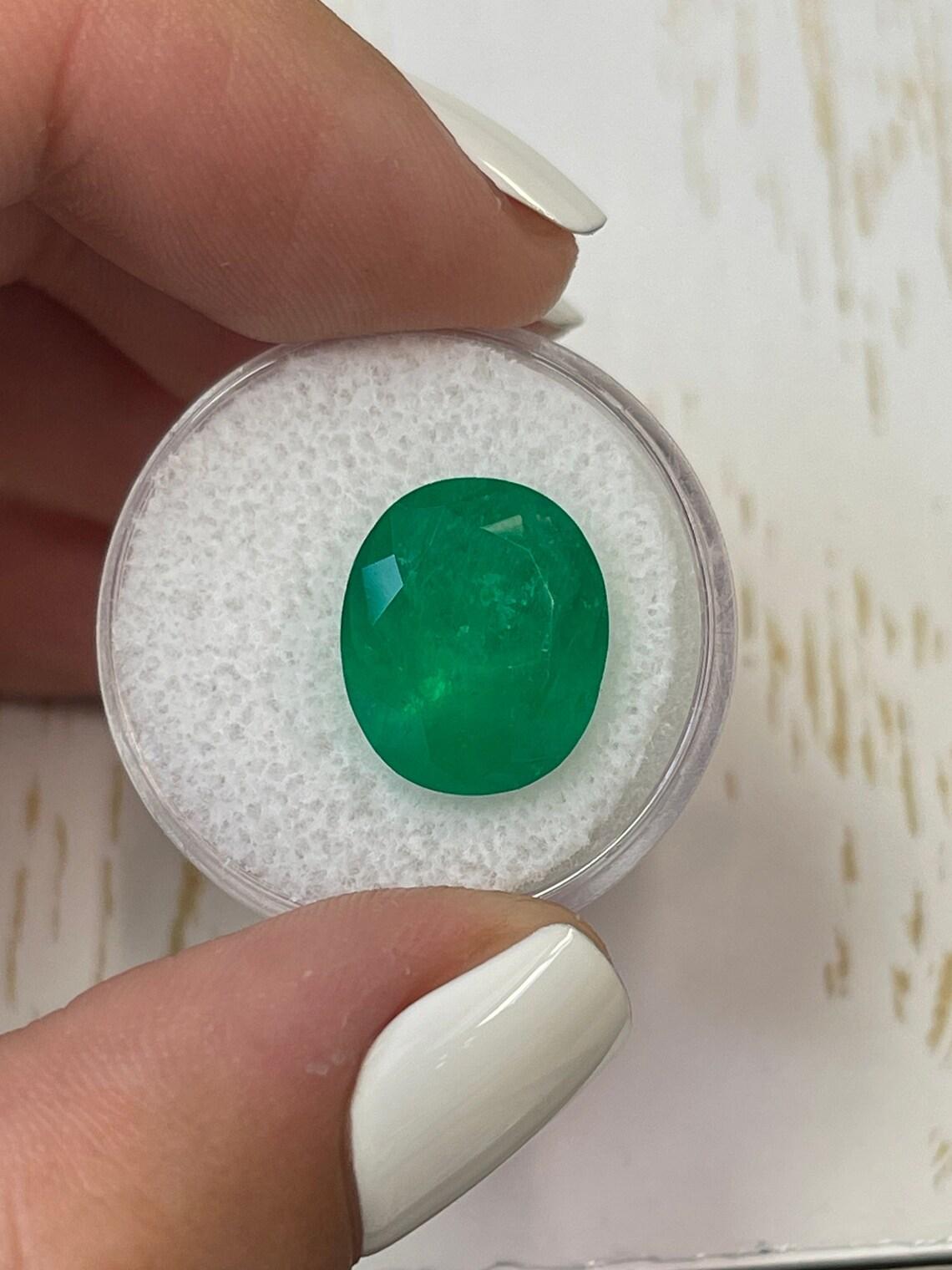 Moderne 8,29 carats 14x12 émeraude colombienne vert profond - taille ovale  Pierre de naissance du mois de mai en vente