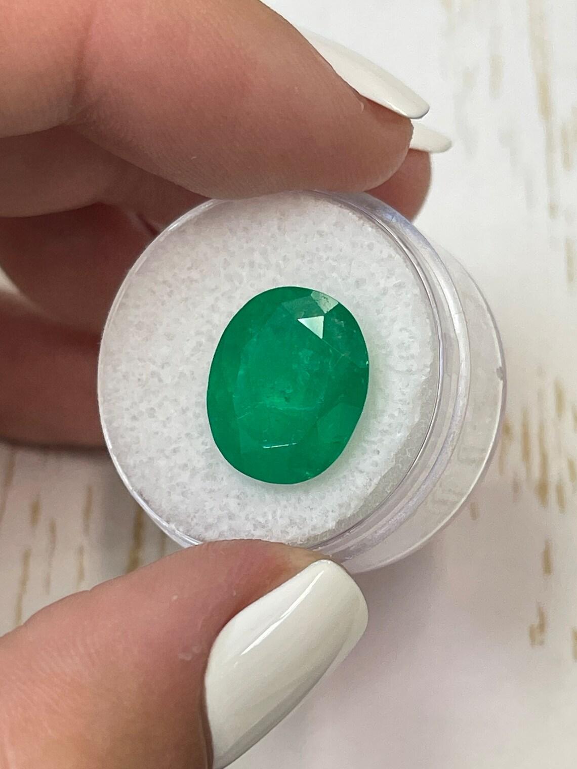 Taille ovale 8,29 carats 14x12 émeraude colombienne vert profond - taille ovale  Pierre de naissance du mois de mai en vente